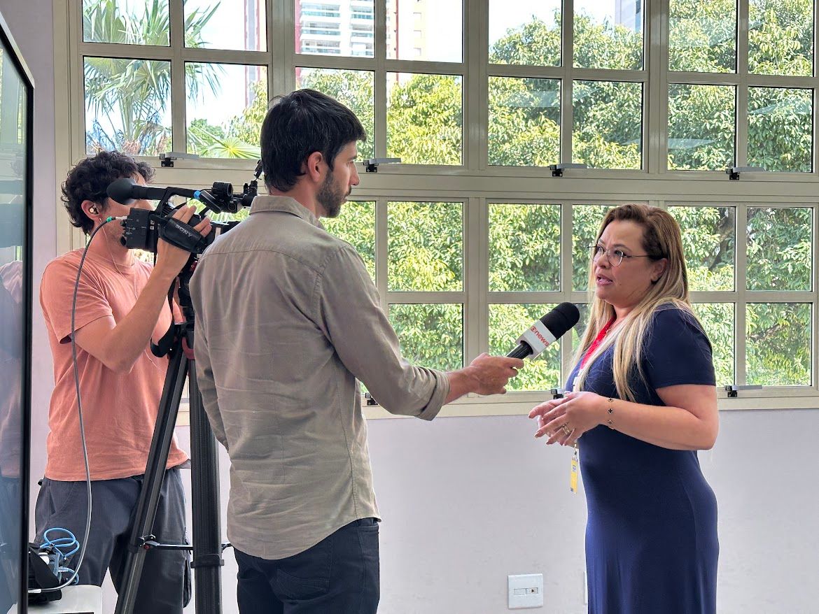 Karla Priscilla concede entrevista a uma equipe de TV sobre segurança no ambiente digital