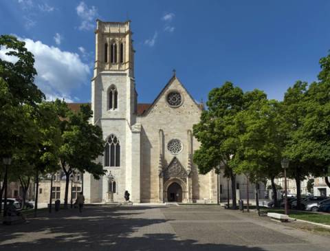 Façade de la cathédrale Saint-Caprais d'Agen vue depuis la place du Maréchal Foch, en pierre calcaire