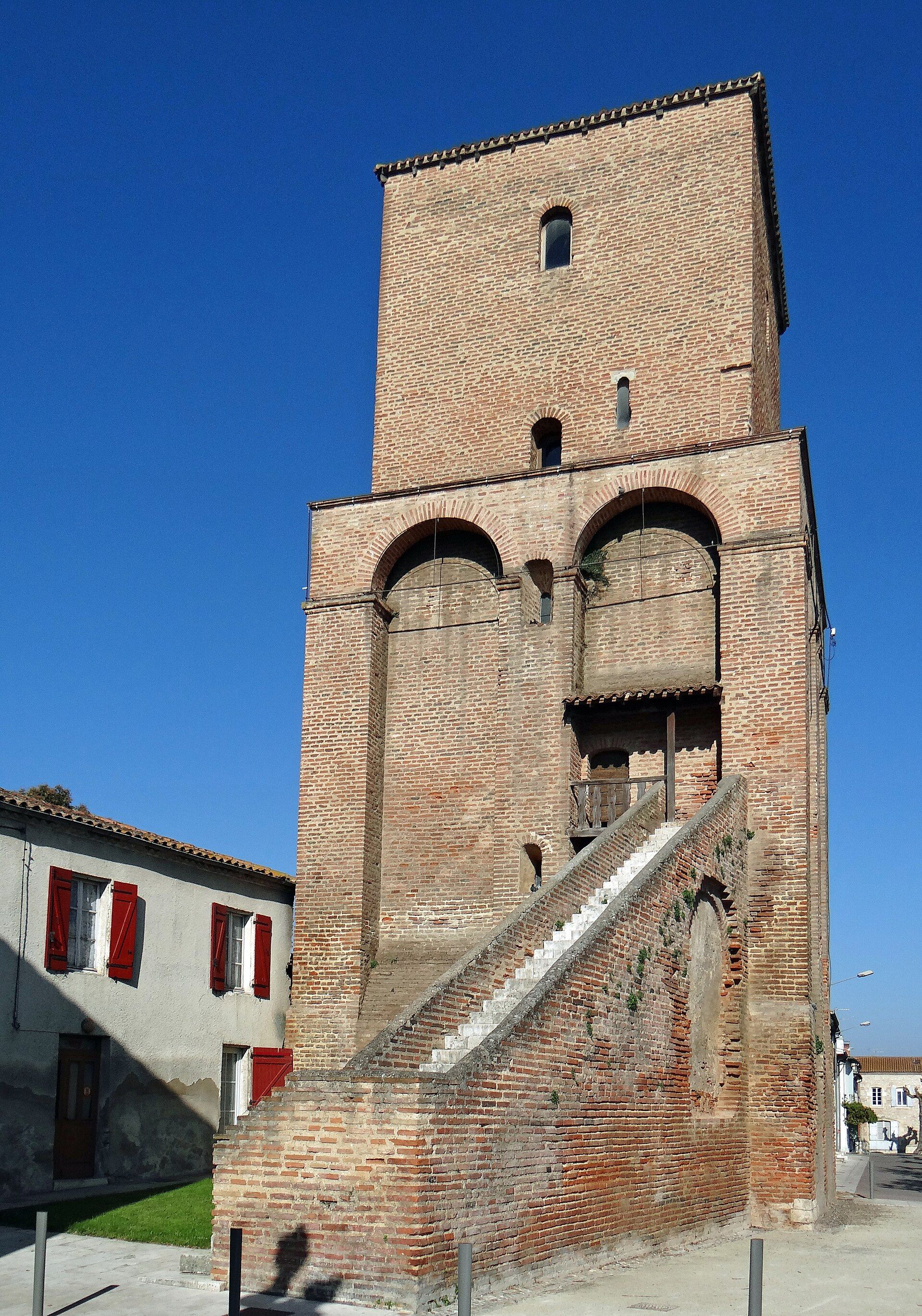 La Tour du Roy à Sainte-Livrade-sur-Lot, maison forte de la fin du XIIIe siècle bâtie contre le rempart