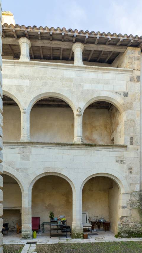 Maison des Conférences à Nérac, lieu de signature du Traité de Nérac en 1579, façade sur cour visible depuis la rue