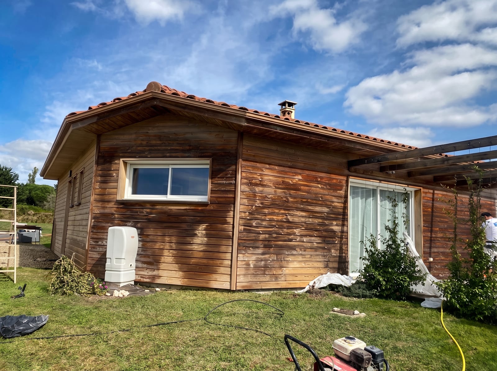 Bardage bois grisé et bruni par les UV avant rénovation, pignon d’une maison à ossature bois à Castelnau-sur-Gupie (47)