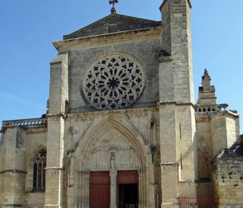 Façade occidentale de l'église Notre-Dame de Marmande, édifice gothique méridional à clocher-mur en pierre