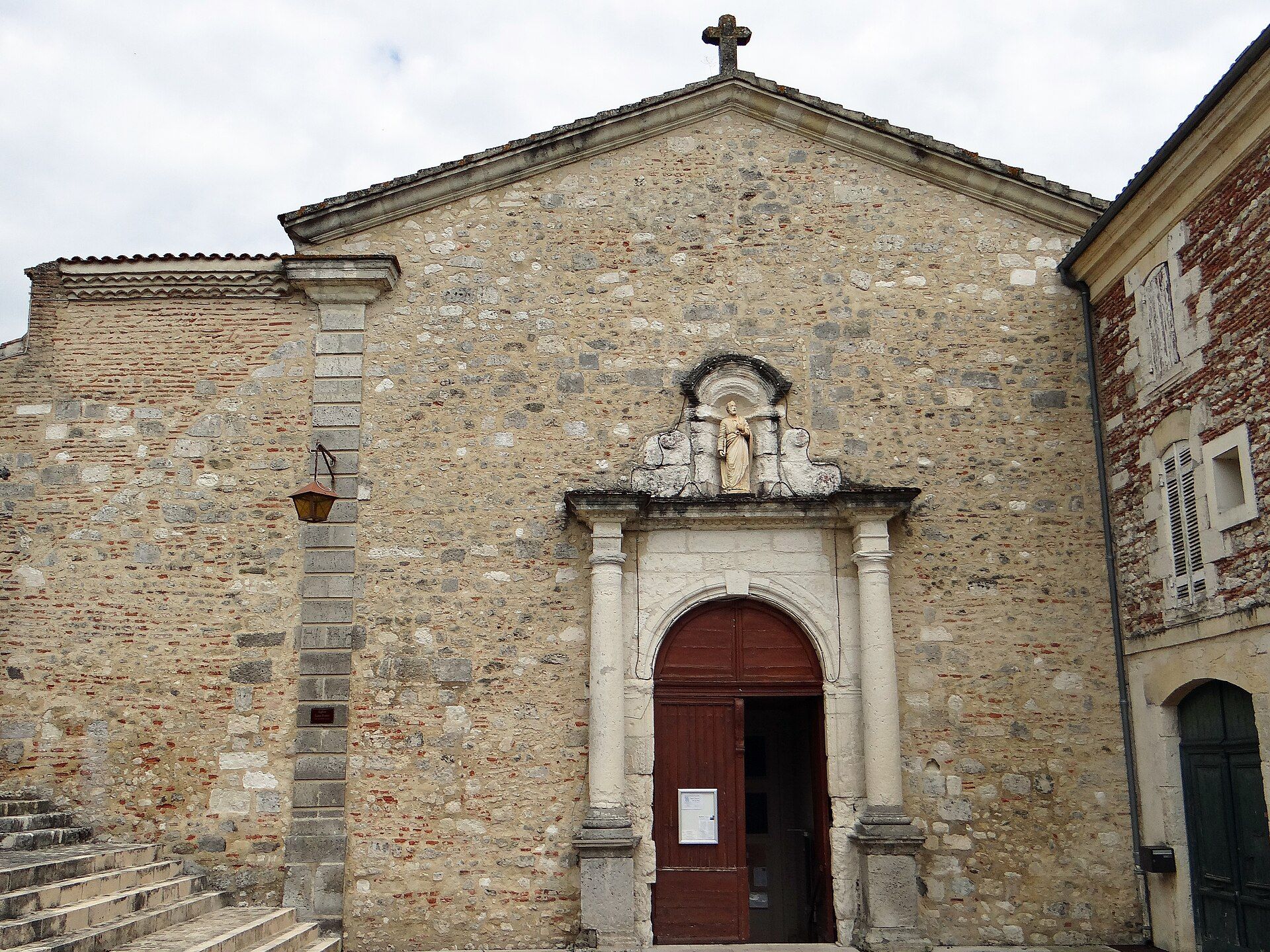 Façade de l’église Saint-Pierre-ès-Liens de Clairac, ancienne église abbatiale inscrite en 1996