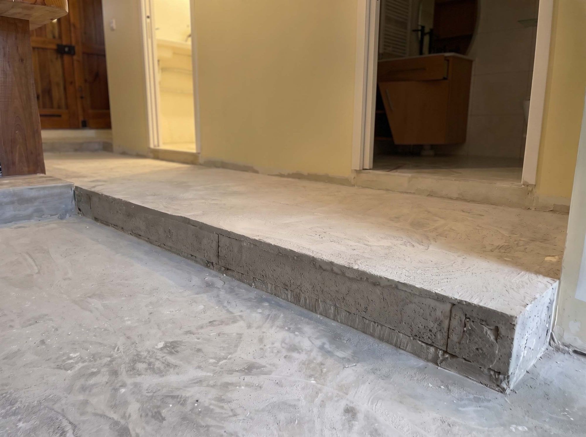 Marche et palier en béton brut avant traitement, nez de marche et contremarche poncés, chantier de béton ciré au Mas-d’Agenais (47)