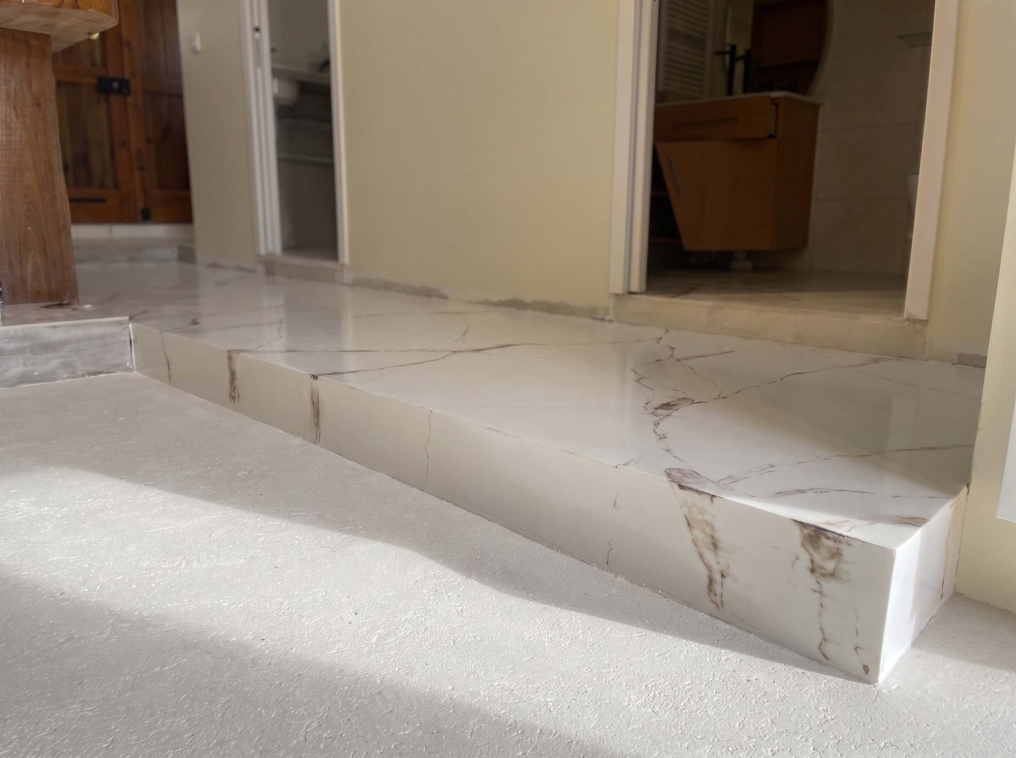 Marche et palier en micro-ciment Rives Micré avec décor marbre peint à la main et vernis effet mouillé, Le Mas-d’Agenais (47)