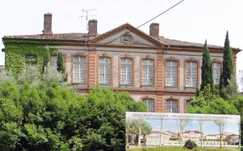 Façade de l'Hôtel Hutot de Latour à Agen, hôtel particulier néoclassique du XVIIIe siècle
