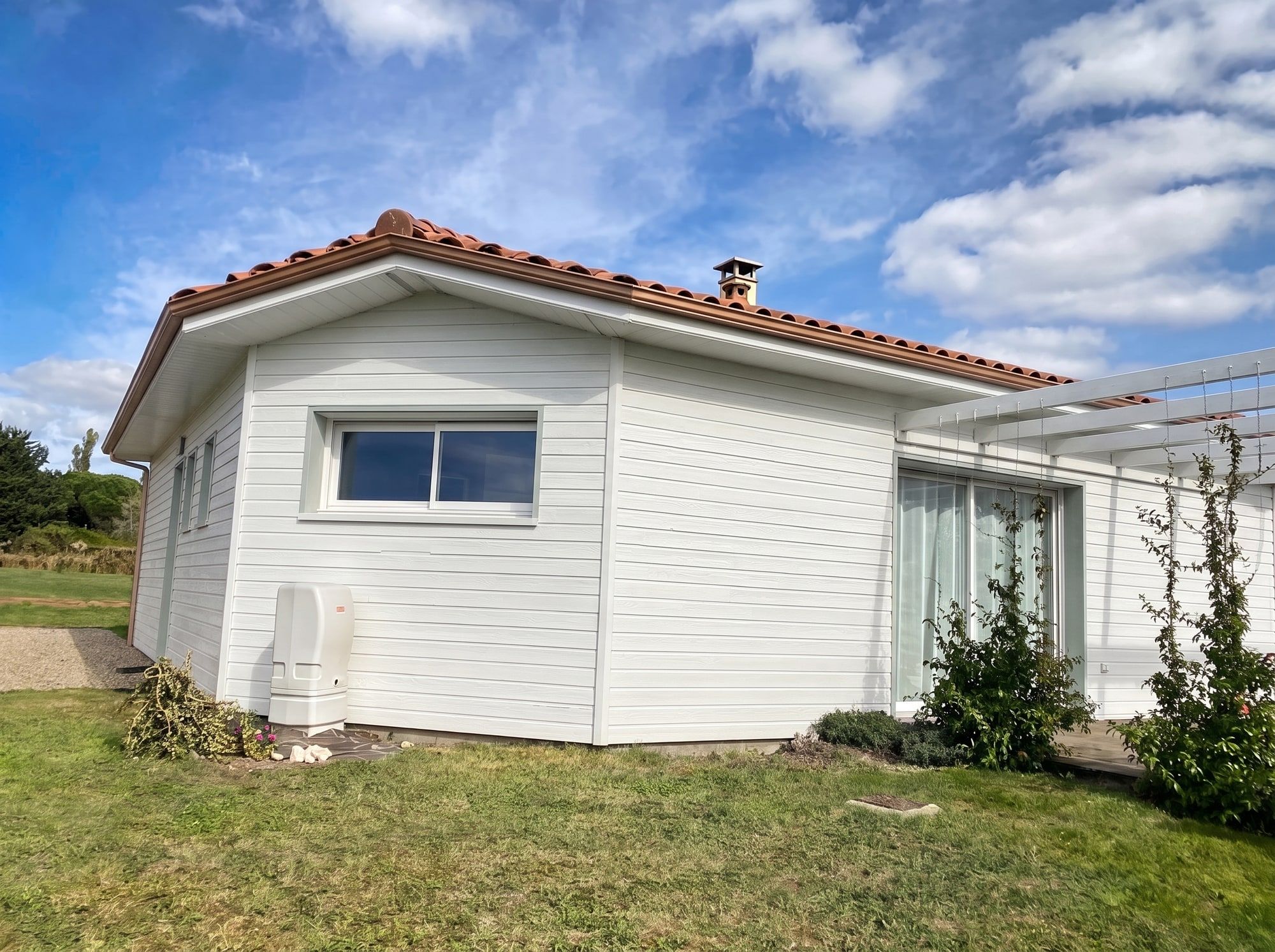 Pignon rénové, bardage bois repeint en blanc cassé à la lasure microporeuse Unikalo Uniwood Aqua Opaque, Castelnau-sur-Gupie (47)