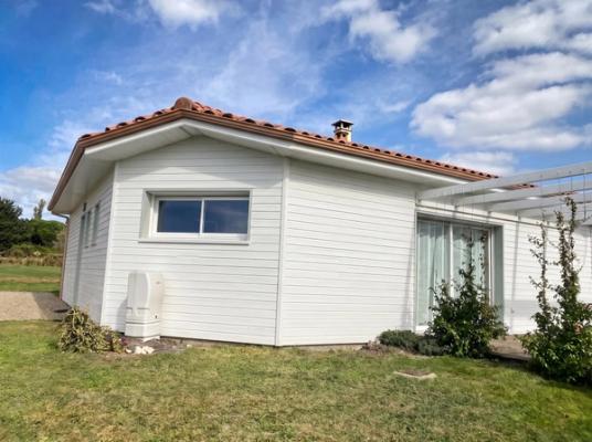 Pignon rénové, bardage bois repeint en blanc cassé à la lasure microporeuse Unikalo Uniwood Aqua Opaque, Castelnau-sur-Gupie (47)