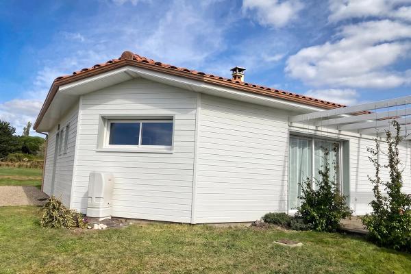 Pignon rénové, bardage bois repeint en blanc cassé à la lasure microporeuse Unikalo Uniwood Aqua Opaque, Castelnau-sur-Gupie (47)