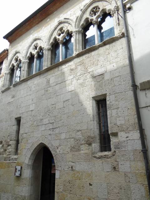 Façade de la Maison du Sénéchal à Agen, demeure médiévale du XIVe siècle aux baies géminées