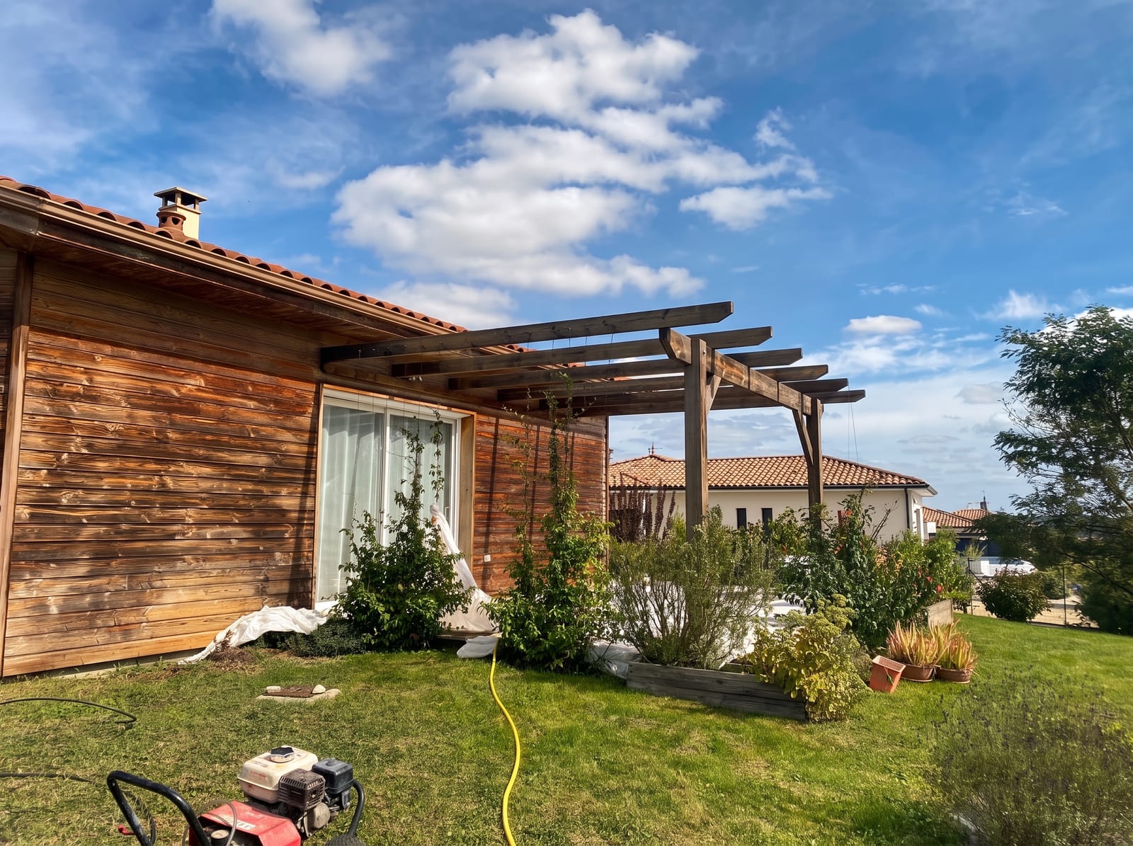 Façade et pergola en bois grisées avant travaux, maison à ossature bois près de Marmande, à Castelnau-sur-Gupie (47)