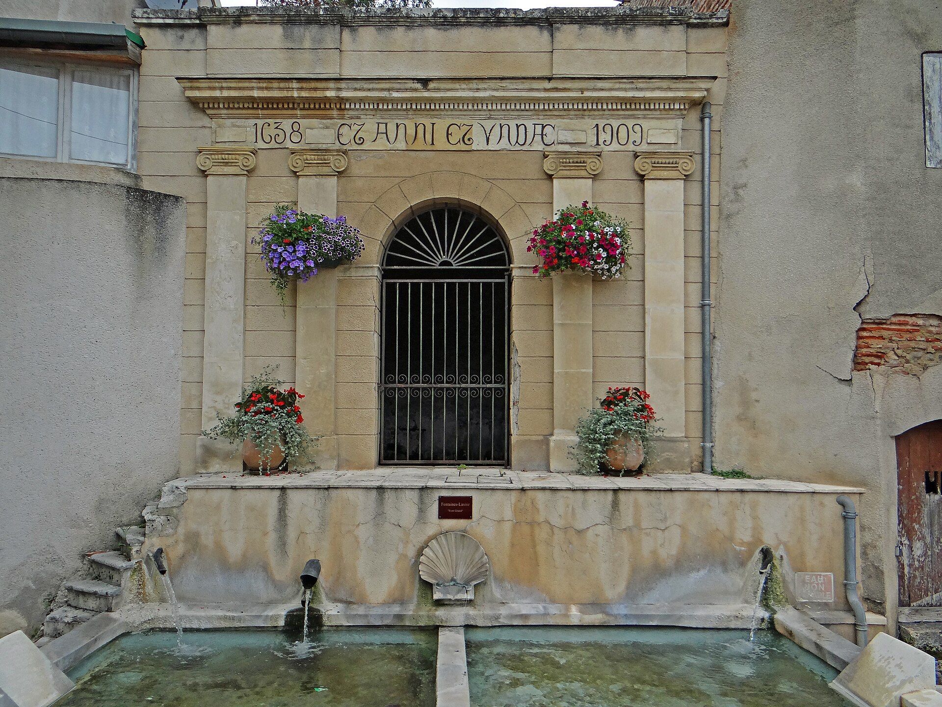 Font’Grand, fontaine publique de Clairac rue Gambetta, portant la date de 1636 et sa réfection de 1909