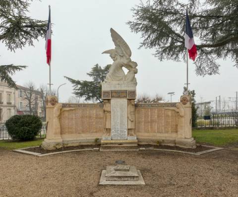 Monument aux morts de Marmande de 1922, œuvre du sculpteur Raoul Lamourdedieu, place du 11-Novembre