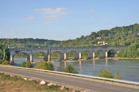 Pont-canal d'Agen franchissant la Garonne, ouvrage de pierre du canal latéral à la Garonne