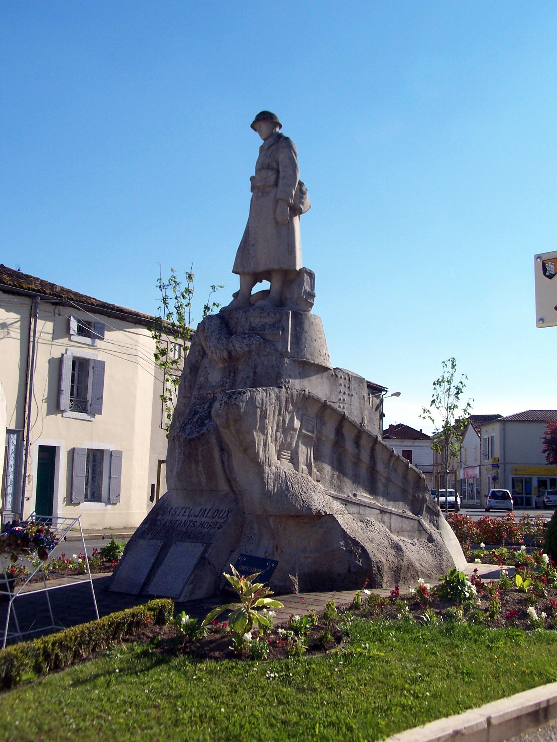 Monument aux morts de Casteljaloux, œuvre du sculpteur Daniel Bacqué (1922)