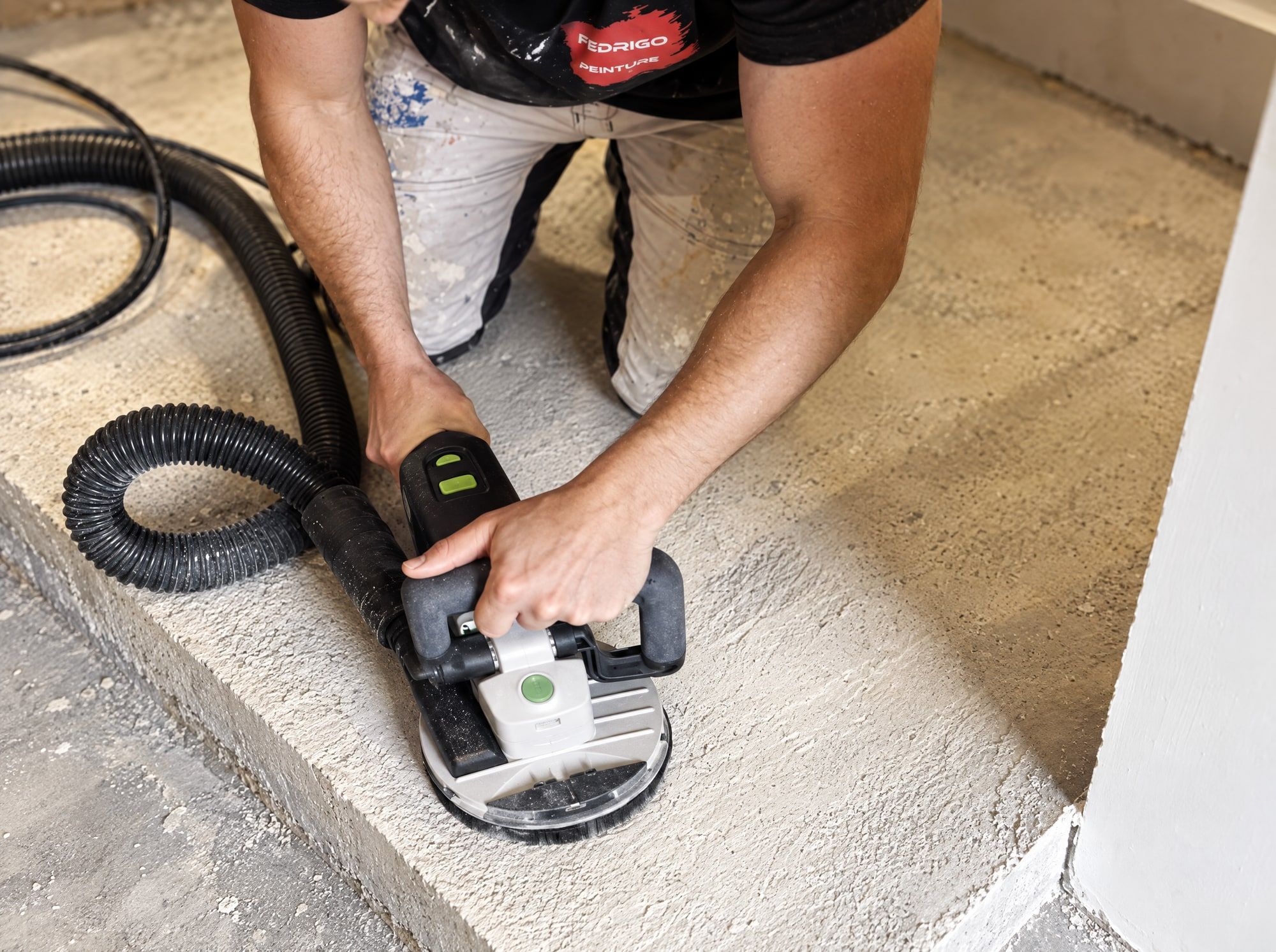 Ponçage de la chape béton à la surfaceuse diamant Festool Renofix raccordée à l’aspirateur, chantier de béton ciré au Mas-d’Agenais
