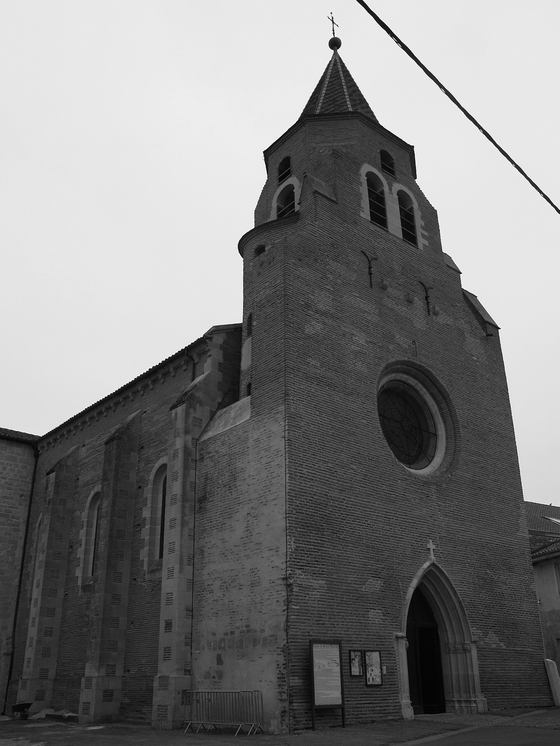 Façade et clocher de l’église Sainte-Livrade, classée monument historique depuis 1908, à Sainte-Livrade-sur-Lot
