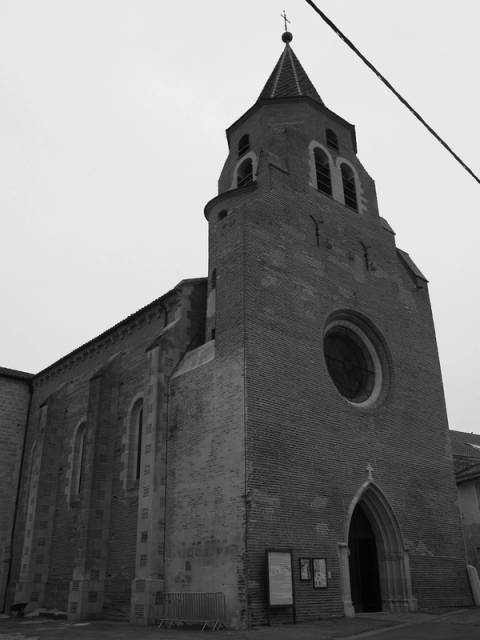 Façade et clocher de l’église Sainte-Livrade, classée monument historique depuis 1908, à Sainte-Livrade-sur-Lot
