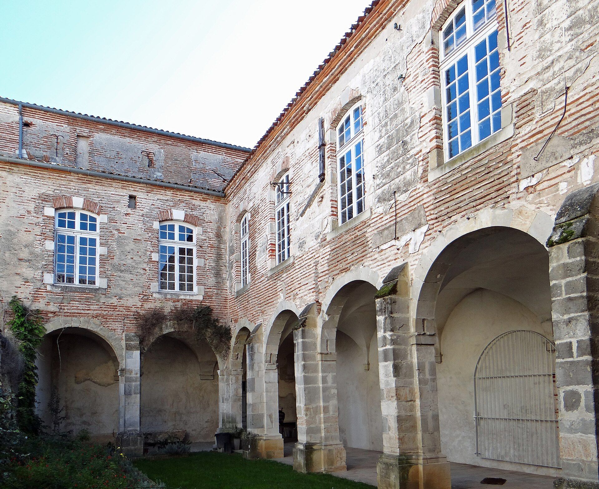 Cloître de l’ancien prieuré des bénédictins de Sainte-Livrade-sur-Lot, inscrit monument historique en 2019