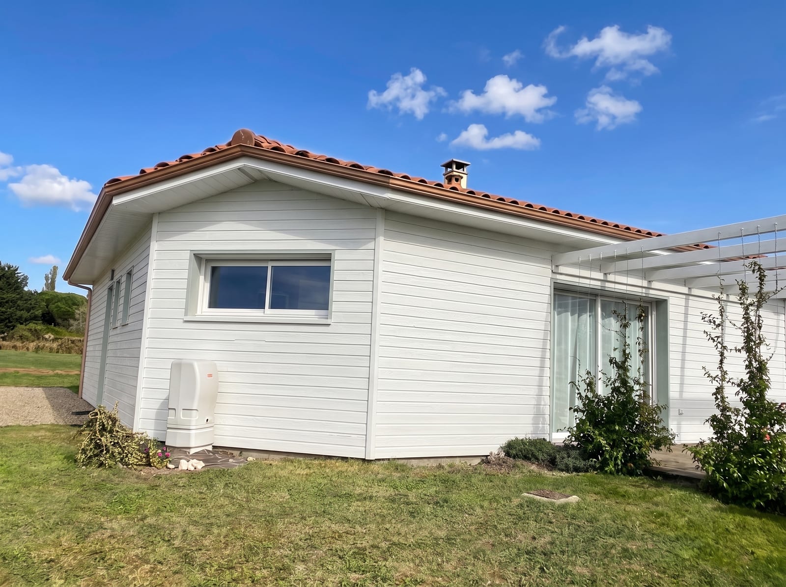 Pignon rénové, bardage bois repeint en blanc cassé à la lasure microporeuse Unikalo Uniwood Aqua Opaque, Castelnau-sur-Gupie (47)