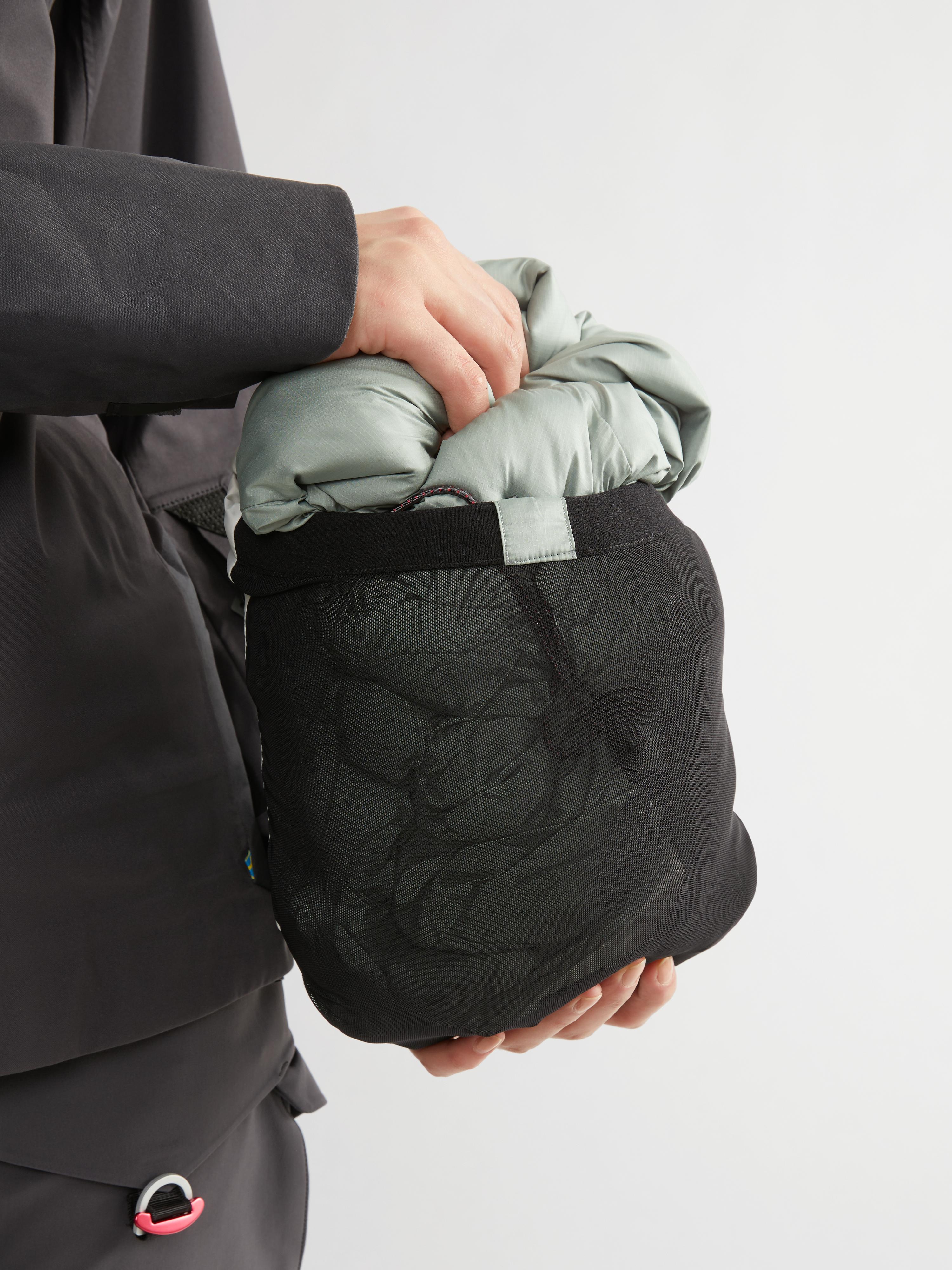 Lödyn being compressed in its own pocket