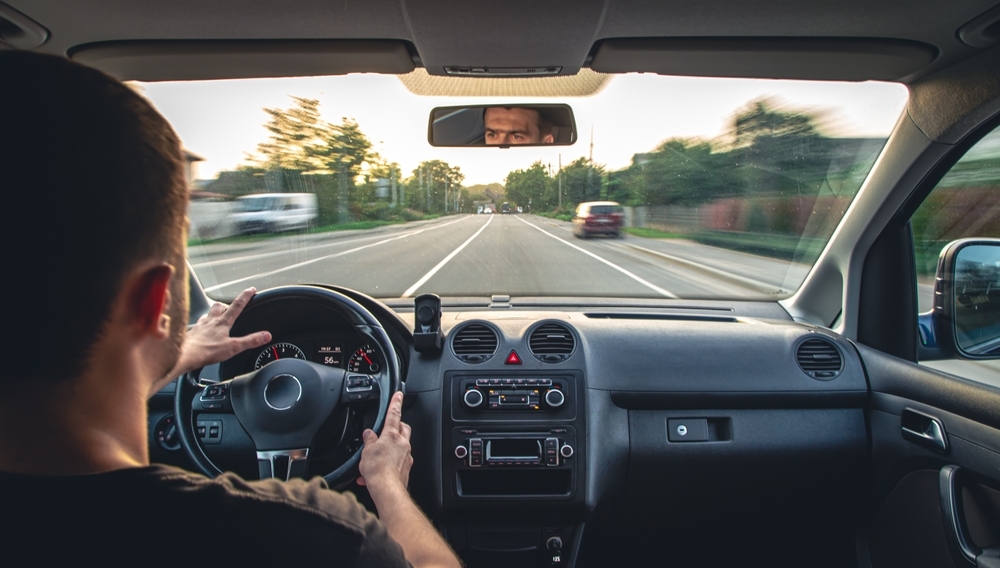 Image Vista desde el volante de un conductor en una carretera de Texas rumbo a South Padre Island, representando el riesgo de un accidente de auto en Texas durante spring break
