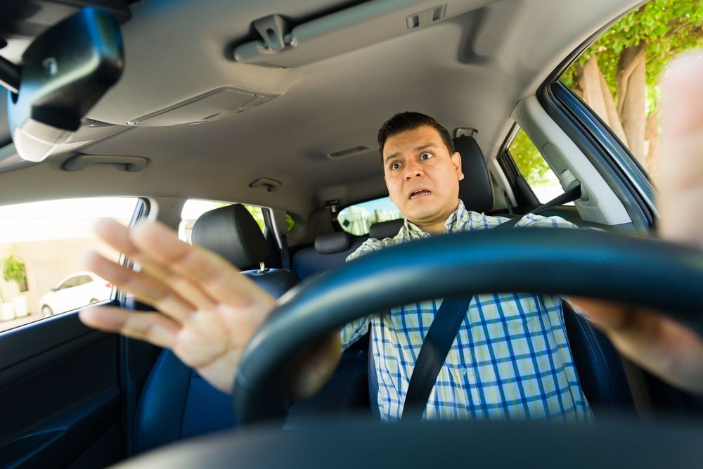Conductor reaccionando con sorpresa dentro del vehículo antes de un accidente en el tráfico del Rodeo de Houston cerca del NRG Stadium