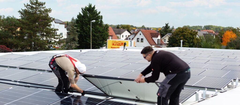 Dachfläche mit Photovoltaikmodulen