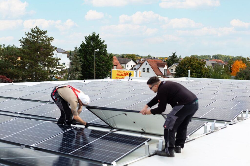Montage der PV-Module auf dem Netto-Dach