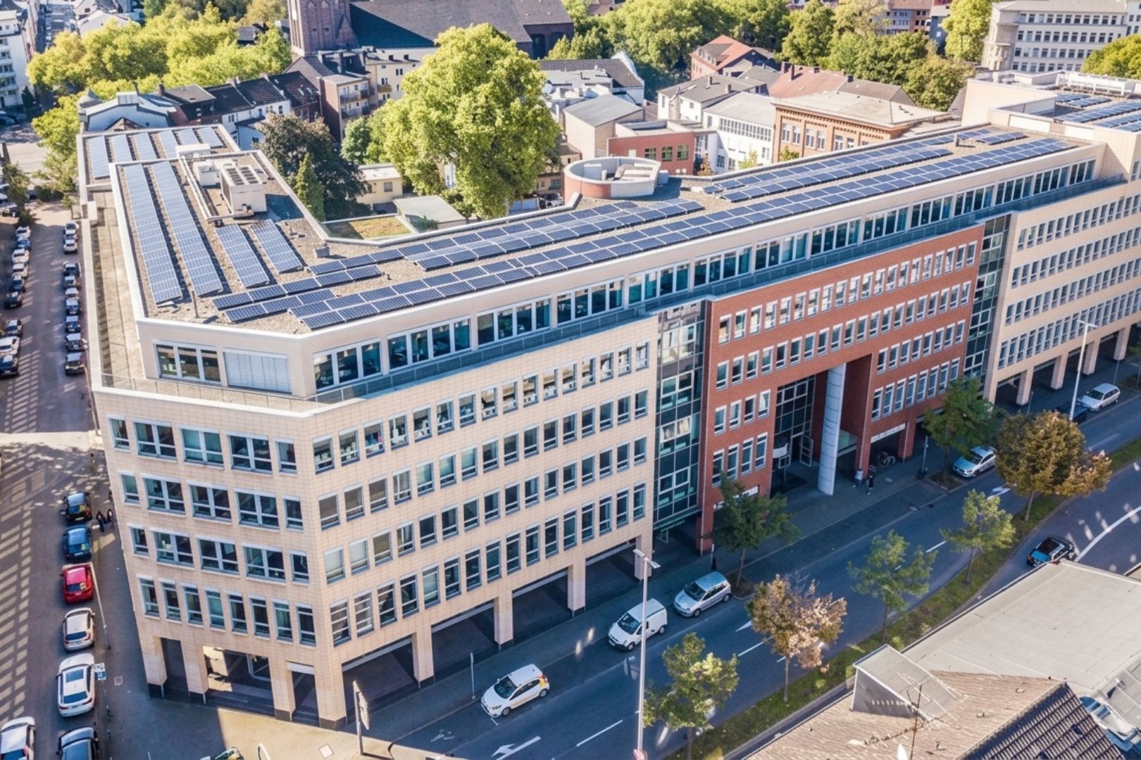 Bürogebäude mit Photovoltaikanlage auf dem Dach