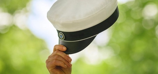 Studentmössa utomhus i grönska