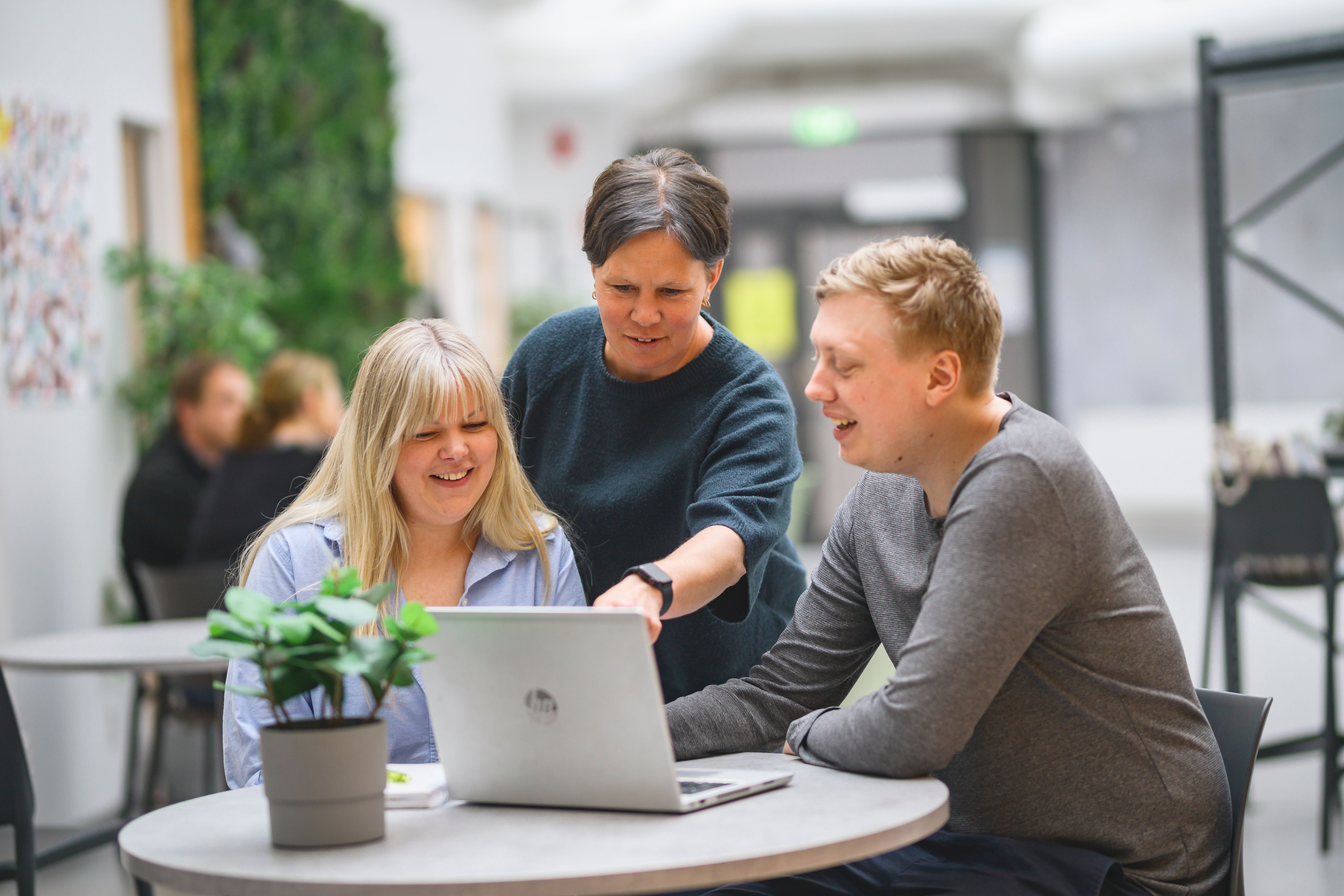 En grupp lärare pratar och tittar tillsammans på en dator​​​​‌﻿‍﻿​‍​‍‌‍﻿﻿‌﻿​‍‌‍‍‌‌‍‌﻿‌‍‍‌‌‍﻿‍​‍​‍​﻿‍‍​‍​‍‌﻿​﻿‌‍​‌‌‍﻿‍‌‍‍‌‌﻿‌​‌﻿‍‌​‍﻿‍‌‍‍‌‌‍﻿﻿​‍​‍​‍﻿​​‍​‍‌‍‍​‌﻿​‍‌‍‌‌‌‍‌‍​‍​‍​﻿‍‍​‍​‍​‍﻿﻿‌﻿​﻿‌﻿‌​‌﻿‌‌‌‍‌​‌‍‍‌‌‍﻿﻿​‍﻿﻿‌‍‍‌‌‍﻿‍‌﻿‌​‌‍‌‌‌‍﻿‍‌﻿‌​​‍﻿﻿‌‍‌‌‌‍‌​‌‍‍‌‌﻿‌​​‍﻿﻿‌‍﻿‌‌‍﻿﻿‌‍‌​‌‍‌‌​﻿﻿‌‌﻿​​‌﻿​‍‌‍‌‌‌﻿​﻿‌‍‌‌‌‍﻿‍‌﻿‌​‌‍​‌‌﻿‌​‌‍‍‌‌‍﻿﻿‌‍﻿‍​﻿‍﻿‌‍‍‌‌‍‌​​﻿﻿‌‌‍​‌​﻿‌​​﻿​​‌‍​‍​﻿‌‍​﻿​‍‌‍​‌​﻿‍‌​‍﻿‌​﻿​‍‌‍​‌​﻿​‍‌‍​‍​‍﻿‌​﻿‌​​﻿​‍‌‍​﻿​﻿​‍​‍﻿‌‌‍​‍​﻿‌‌​﻿‌​‌‍‌‌​‍﻿‌​﻿‍​‌‍​‍‌‍​‍​﻿‌‍‌‍​﻿​﻿​‌​﻿‌‌‌‍​‍​﻿​​​﻿‌‌​﻿‌​‌‍‌‌​﻿‍﻿‌﻿‌​‌﻿‍‌‌﻿​​‌‍‌‌​﻿﻿‌‌‍​‌‌﻿​‍‌﻿‌​‌‍‍‌‌‍​﻿‌‍﻿​‌‍‌‌‌‌​​‌‍​‌‌‍‌﻿‌‍‌‌​﻿‍﻿‌﻿​​‌‍​‌‌﻿‌​‌‍‍​​﻿﻿‌‌﻿​​‌‍​‌‌‍‌﻿‌‍‌‌‌​​‍‌﻿‌‌‌‍‍‌‌‍﻿​‌‍‌​‌‍‌‌‌﻿​‍​‍‌‌​﻿‌‌‌​​‍‌‌﻿﻿‌‍‍﻿‌‍‌‌‌﻿‍‌​‍‌‌​﻿​﻿‌​‌​​‍‌‌​﻿​﻿‌​‌​​‍‌‌​﻿​‍​﻿​‍​﻿​‍​﻿​‌‌‍​‍​﻿‌﻿​﻿​​​﻿‍‌​﻿‌‍​﻿​﻿​﻿​﻿‌‍​‌‌‍‌‍​﻿‌‌​‍‌‌​﻿​‍​﻿​‍​‍‌‌​﻿‌‌‌​‌​​‍﻿‍‌‍​﻿‌‍​‌‌﻿​‍‌‍‌​‌﻿​﻿​‍‌‌​﻿‌‌‌​​‍‌‌﻿﻿‌‍‍﻿‌‍‌‌‌﻿‍‌​‍‌‌​﻿​﻿‌​‌​​‍‌‌​﻿​﻿‌​‌​​‍‌‌​﻿​‍​﻿​‍​﻿‌‍‌‍‌‌​﻿‌‌​﻿‌‌‌‍‌​​﻿‍​​﻿‍​​﻿‌﻿​﻿‌﻿‌‍​‍​﻿‍​‌‍​﻿​‍‌‌​﻿​‍​﻿​‍​‍‌‌​﻿‌‌‌​‌​​‍﻿‍‌‍‍‌‌‍﻿‌‌‍​‌‌‍‌﻿‌‍‌‌​‍﻿‍‌‍​‌‌‍﻿​‌﻿‌​​﻿﻿﻿‌‍​‍‌‍​‌‌﻿​﻿‌‍‌‌‌‌‌‌‌﻿​‍‌‍﻿​​﻿﻿‌​‍‌‌​﻿​‍‌​‌‍‌﻿​﻿‌﻿‌​‌﻿‌‌‌‍‌​‌‍‍‌‌‍﻿﻿​‍‌‍‌‍‍‌‌‍‌​​﻿﻿‌‌‍​‌​﻿‌​​﻿​​‌‍​‍​﻿‌‍​﻿​‍‌‍​‌​﻿‍‌​‍﻿‌​﻿​‍‌‍​‌​﻿​‍‌‍​‍​‍﻿‌​﻿‌​​﻿​‍‌‍​﻿​﻿​‍​‍﻿‌‌‍​‍​﻿‌‌​﻿‌​‌‍‌‌​‍﻿‌​﻿‍​‌‍​‍‌‍​‍​﻿‌‍‌‍​﻿​﻿​‌​﻿‌‌‌‍​‍​﻿​​​﻿‌‌​﻿‌​‌‍‌‌​‍‌‍‌﻿‌​‌﻿‍‌‌﻿​​‌‍‌‌​﻿﻿‌‌‍​‌‌﻿​‍‌﻿‌​‌‍‍‌‌‍​﻿‌‍﻿​‌‍‌‌‌‌​​‌‍​‌‌‍‌﻿‌‍‌‌​‍‌‍‌﻿​​‌‍​‌‌﻿‌​‌‍‍​​﻿﻿‌‌﻿​​‌‍​‌‌‍‌﻿‌‍‌‌‌​​‍‌﻿‌‌‌‍‍‌‌‍﻿​‌‍‌​‌‍‌‌‌﻿​‍​‍‌‌​﻿‌‌‌​​‍‌‌﻿﻿‌‍‍﻿‌‍‌‌‌﻿‍‌​‍‌‌​﻿​﻿‌​‌​​‍‌‌​﻿​﻿‌​‌​​‍‌‌​﻿​‍​﻿​‍​﻿​‍​﻿​‌‌‍​‍​﻿‌﻿​﻿​​​﻿‍‌​﻿‌‍​﻿​﻿​﻿​﻿‌‍​‌‌‍‌‍​﻿‌‌​‍‌‌​﻿​‍​﻿​‍​‍‌‌​﻿‌‌‌​‌​​‍﻿‍‌‍​﻿‌‍​‌‌﻿​‍‌‍‌​‌﻿​﻿​‍‌‌​﻿‌‌‌​​‍‌‌﻿﻿‌‍‍﻿‌‍‌‌‌﻿‍‌​‍‌‌​﻿​﻿‌​‌​​‍‌‌​﻿​﻿‌​‌​​‍‌‌​﻿​‍​﻿​‍​﻿‌‍‌‍‌‌​﻿‌‌​﻿‌‌‌‍‌​​﻿‍​​﻿‍​​﻿‌﻿​﻿‌﻿‌‍​‍​﻿‍​‌‍​﻿​‍‌‌​﻿​‍​﻿​‍​‍‌‌​﻿‌‌‌​‌​​‍﻿‍‌‍‍‌‌‍﻿‌‌‍​‌‌‍‌﻿‌‍‌‌​‍﻿‍‌‍​‌‌‍﻿​‌﻿‌​​‍‌‍‌﻿​​‌‍‌‌‌﻿​‍‌﻿​﻿‌﻿​​‌‍‌‌‌‍​﻿‌﻿‌​‌‍‍‌‌﻿‌‍‌‍‌‌​﻿﻿‌‌﻿​​‌﻿‌‌‌‍​‍‌‍﻿​‌‍‍‌‌﻿​﻿‌‍‍​‌‍‌‌‌‍‌​​‍​‍‌﻿﻿‌