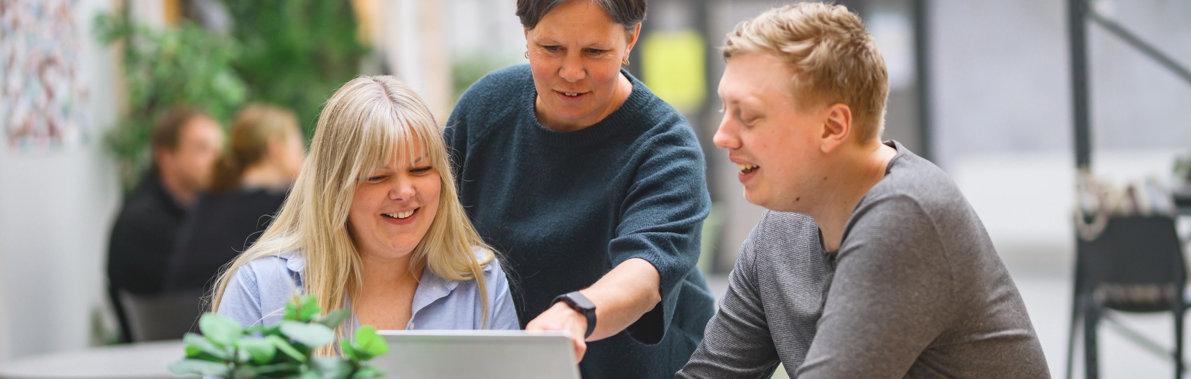 Glada lärare kollar på dator tillsammans