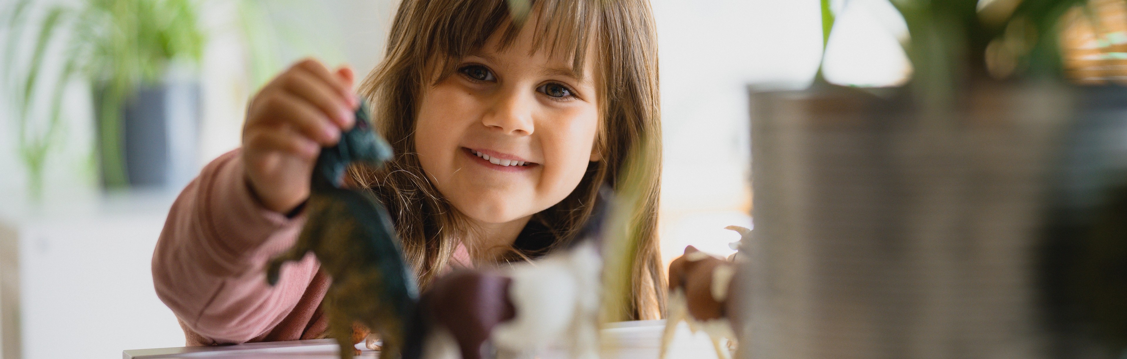 Flicka leker med leksaksdjur