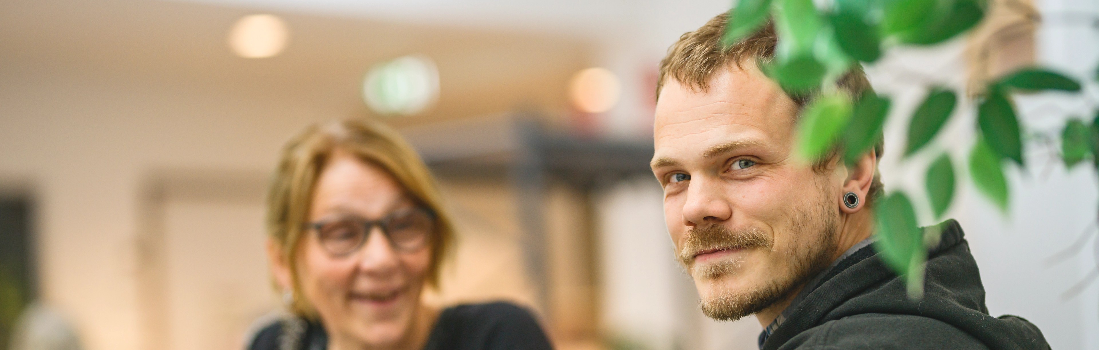 Lärare sitter tillsammans vid bord