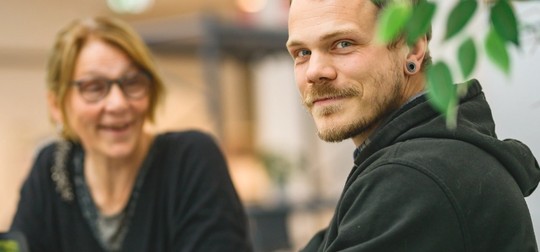 Två lärare med datorer