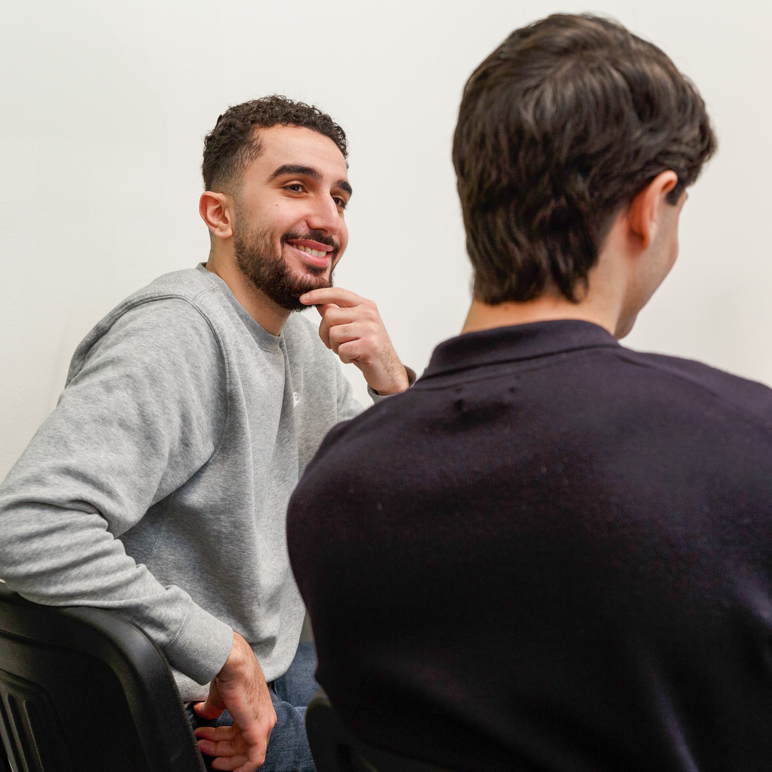 Leende elever i klassrum på yrkeshögskola