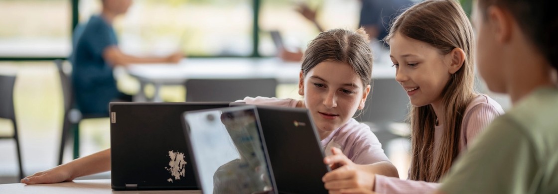 Elever samarbetar vid datorer.