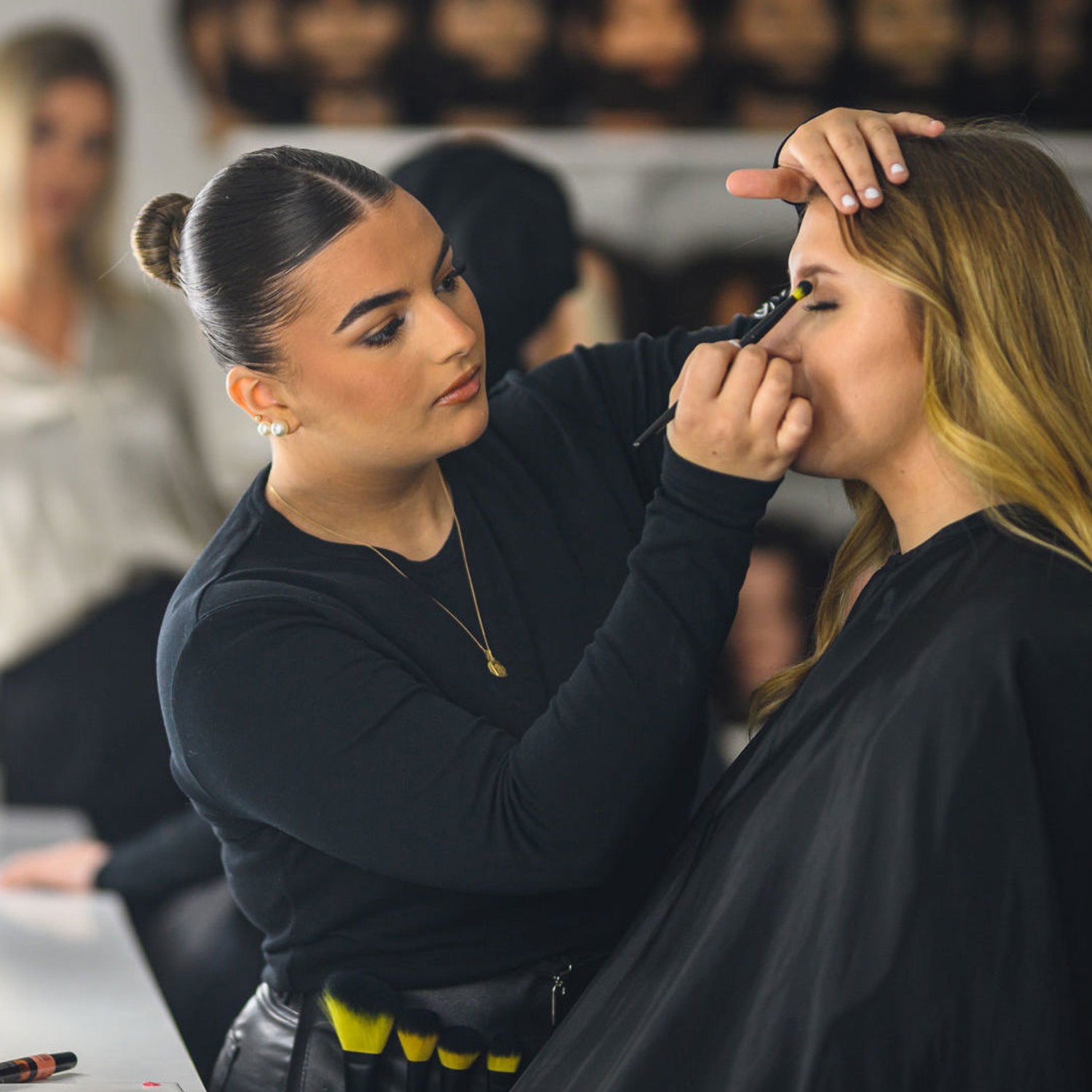 Gymnasie-elev sminkar annan elev