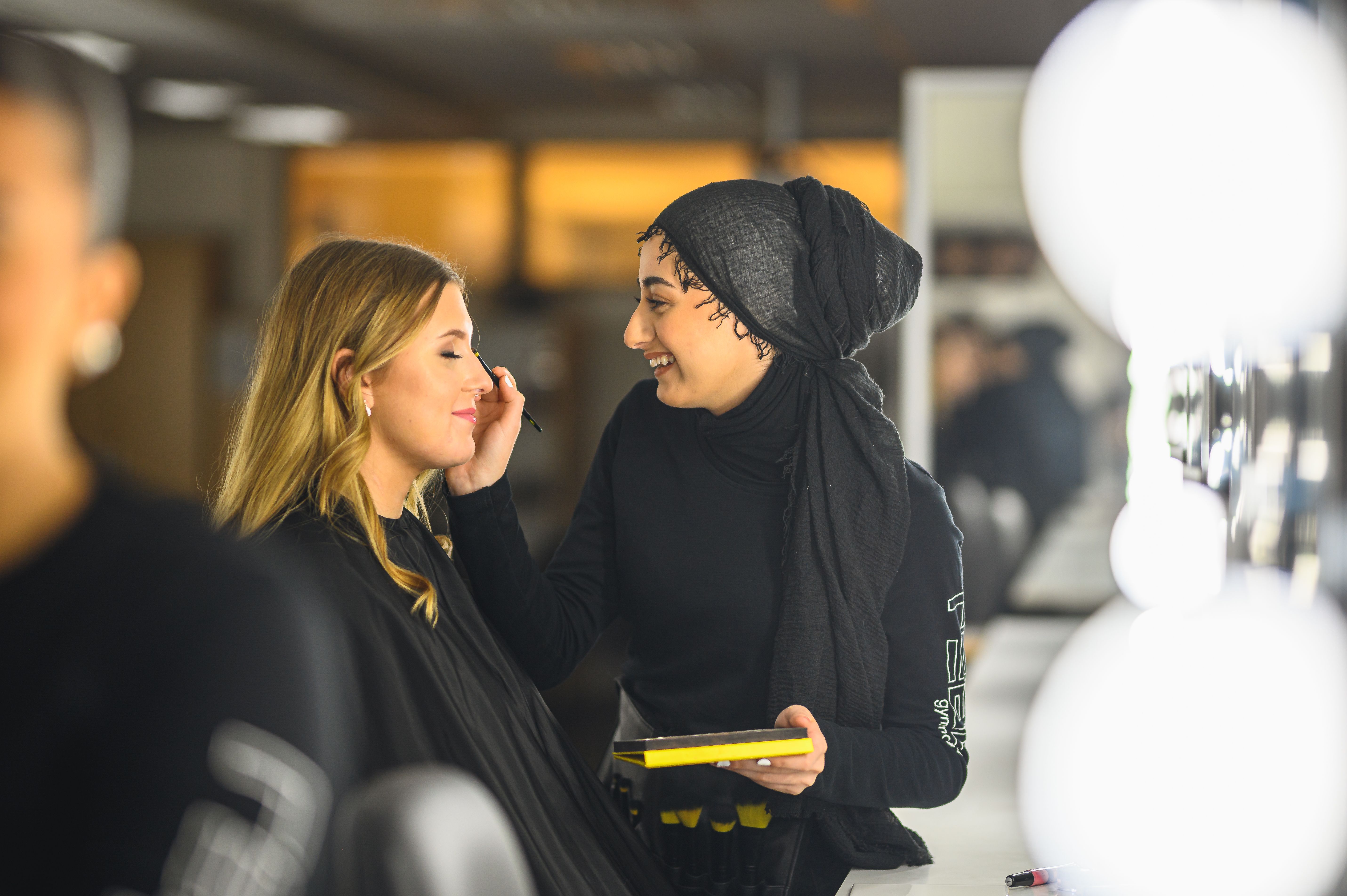 Gymnasieelever övar sminkning i salong​​​​‌﻿‍﻿​‍​‍‌‍﻿﻿‌﻿​‍‌‍‍‌‌‍‌﻿‌‍‍‌‌‍﻿‍​‍​‍​﻿‍‍​‍​‍‌﻿​﻿‌‍​‌‌‍﻿‍‌‍‍‌‌﻿‌​‌﻿‍‌​‍﻿‍‌‍‍‌‌‍﻿﻿​‍​‍​‍﻿​​‍​‍‌‍‍​‌﻿​‍‌‍‌‌‌‍‌‍​‍​‍​﻿‍‍​‍​‍​‍﻿﻿‌﻿​﻿‌﻿‌​‌﻿‌‌‌‍‌​‌‍‍‌‌‍﻿﻿​‍﻿﻿‌‍‍‌‌‍﻿‍‌﻿‌​‌‍‌‌‌‍﻿‍‌﻿‌​​‍﻿﻿‌‍‌‌‌‍‌​‌‍‍‌‌﻿‌​​‍﻿﻿‌‍﻿‌‌‍﻿﻿‌‍‌​‌‍‌‌​﻿﻿‌‌﻿​​‌﻿​‍‌‍‌‌‌﻿​﻿‌‍‌‌‌‍﻿‍‌﻿‌​‌‍​‌‌﻿‌​‌‍‍‌‌‍﻿﻿‌‍﻿‍​﻿‍﻿‌‍‍‌‌‍‌​​﻿﻿‌‌‍​﻿​﻿‌​​﻿‌﻿​﻿‍​​﻿​﻿‌‍​﻿​﻿​​​﻿‌​​‍﻿‌​﻿‍​​﻿‌​​﻿‌​‌‍‌​​‍﻿‌​﻿‌​​﻿‌﻿​﻿‌​​﻿‌‍​‍﻿‌‌‍​‍​﻿​‍​﻿‌﻿​﻿​‍​‍﻿‌​﻿‍​‌‍‌‍​﻿​﻿‌‍‌​​﻿​​​﻿‍​‌‍‌​‌‍‌‌​﻿‌‌​﻿‍‌‌‍​‍‌‍‌​​﻿‍﻿‌﻿‌​‌﻿‍‌‌﻿​​‌‍‌‌​﻿﻿‌‌‍​‌‌﻿​‍‌﻿‌​‌‍‍‌‌‍​﻿‌‍﻿​‌‍‌‌‌‌​​‌‍​‌‌‍‌﻿‌‍‌‌​﻿‍﻿‌﻿​​‌‍​‌‌﻿‌​‌‍‍​​﻿﻿‌‌﻿​​‌‍​‌‌‍‌﻿‌‍‌‌‌​​‍‌﻿‌‌‌‍‍‌‌‍﻿​‌‍‌​‌‍‌‌‌﻿​‍​‍‌‌​﻿‌‌‌​​‍‌‌﻿﻿‌‍‍﻿‌‍‌‌‌﻿‍‌​‍‌‌​﻿​﻿‌​‌​​‍‌‌​﻿​﻿‌​‌​​‍‌‌​﻿​‍​﻿​‍‌‍​‍‌‍‌‍‌‍‌‌​﻿‍‌​﻿​‌​﻿‌‍​﻿​‌​﻿​​​﻿​‌​﻿‍​​﻿‌‌​﻿​​​‍‌‌​﻿​‍​﻿​‍​‍‌‌​﻿‌‌‌​‌​​‍﻿‍‌‍​﻿‌‍​‌‌﻿​‍‌‍‌​‌﻿​﻿​‍‌‌​﻿‌‌‌​​‍‌‌﻿﻿‌‍‍﻿‌‍‌‌‌﻿‍‌​‍‌‌​﻿​﻿‌​‌​​‍‌‌​﻿​﻿‌​‌​​‍‌‌​﻿​‍​﻿​‍​﻿​‍‌‍‌‌‌‍​‌‌‍​‌‌‍‌‍‌‍​﻿​﻿‍​​﻿‍‌‌‍​‍‌‍​﻿‌‍‌​​﻿‍‌​‍‌‌​﻿​‍​﻿​‍​‍‌‌​﻿‌‌‌​‌​​‍﻿‍‌‍‍‌‌‍﻿‌‌‍​‌‌‍‌﻿‌‍‌‌​‍﻿‍‌‍​‌‌‍﻿​‌﻿‌​​﻿﻿﻿‌‍​‍‌‍​‌‌﻿​﻿‌‍‌‌‌‌‌‌‌﻿​‍‌‍﻿​​﻿﻿‌​‍‌‌​﻿​‍‌​‌‍‌﻿​﻿‌﻿‌​‌﻿‌‌‌‍‌​‌‍‍‌‌‍﻿﻿​‍‌‍‌‍‍‌‌‍‌​​﻿﻿‌‌‍​﻿​﻿‌​​﻿‌﻿​﻿‍​​﻿​﻿‌‍​﻿​﻿​​​﻿‌​​‍﻿‌​﻿‍​​﻿‌​​﻿‌​‌‍‌​​‍﻿‌​﻿‌​​﻿‌﻿​﻿‌​​﻿‌‍​‍﻿‌‌‍​‍​﻿​‍​﻿‌﻿​﻿​‍​‍﻿‌​﻿‍​‌‍‌‍​﻿​﻿‌‍‌​​﻿​​​﻿‍​‌‍‌​‌‍‌‌​﻿‌‌​﻿‍‌‌‍​‍‌‍‌​​‍‌‍‌﻿‌​‌﻿‍‌‌﻿​​‌‍‌‌​﻿﻿‌‌‍​‌‌﻿​‍‌﻿‌​‌‍‍‌‌‍​﻿‌‍﻿​‌‍‌‌‌‌​​‌‍​‌‌‍‌﻿‌‍‌‌​‍‌‍‌﻿​​‌‍​‌‌﻿‌​‌‍‍​​﻿﻿‌‌﻿​​‌‍​‌‌‍‌﻿‌‍‌‌‌​​‍‌﻿‌‌‌‍‍‌‌‍﻿​‌‍‌​‌‍‌‌‌﻿​‍​‍‌‌​﻿‌‌‌​​‍‌‌﻿﻿‌‍‍﻿‌‍‌‌‌﻿‍‌​‍‌‌​﻿​﻿‌​‌​​‍‌‌​﻿​﻿‌​‌​​‍‌‌​﻿​‍​﻿​‍‌‍​‍‌‍‌‍‌‍‌‌​﻿‍‌​﻿​‌​﻿‌‍​﻿​‌​﻿​​​﻿​‌​﻿‍​​﻿‌‌​﻿​​​‍‌‌​﻿​‍​﻿​‍​‍‌‌​﻿‌‌‌​‌​​‍﻿‍‌‍​﻿‌‍​‌‌﻿​‍‌‍‌​‌﻿​﻿​‍‌‌​﻿‌‌‌​​‍‌‌﻿﻿‌‍‍﻿‌‍‌‌‌﻿‍‌​‍‌‌​﻿​﻿‌​‌​​‍‌‌​﻿​﻿‌​‌​​‍‌‌​﻿​‍​﻿​‍​﻿​‍‌‍‌‌‌‍​‌‌‍​‌‌‍‌‍‌‍​﻿​﻿‍​​﻿‍‌‌‍​‍‌‍​﻿‌‍‌​​﻿‍‌​‍‌‌​﻿​‍​﻿​‍​‍‌‌​﻿‌‌‌​‌​​‍﻿‍‌‍‍‌‌‍﻿‌‌‍​‌‌‍‌﻿‌‍‌‌​‍﻿‍‌‍​‌‌‍﻿​‌﻿‌​​‍‌‍‌﻿​​‌‍‌‌‌﻿​‍‌﻿​﻿‌﻿​​‌‍‌‌‌‍​﻿‌﻿‌​‌‍‍‌‌﻿‌‍‌‍‌‌​﻿﻿‌‌﻿​​‌﻿‌‌‌‍​‍‌‍﻿​‌‍‍‌‌﻿​﻿‌‍‍​‌‍‌‌‌‍‌​​‍​‍‌﻿﻿‌