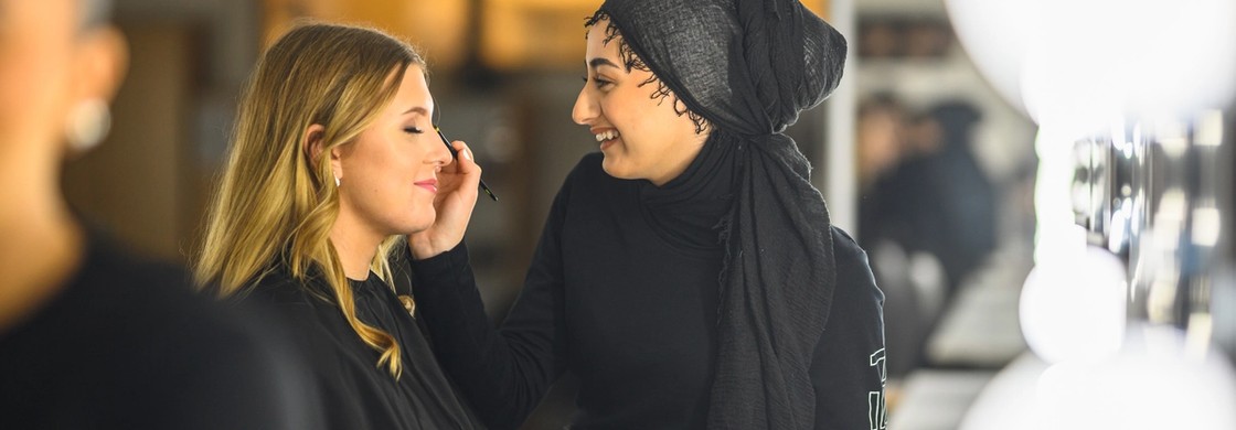 Gymnasieelever övar sminkning i salong