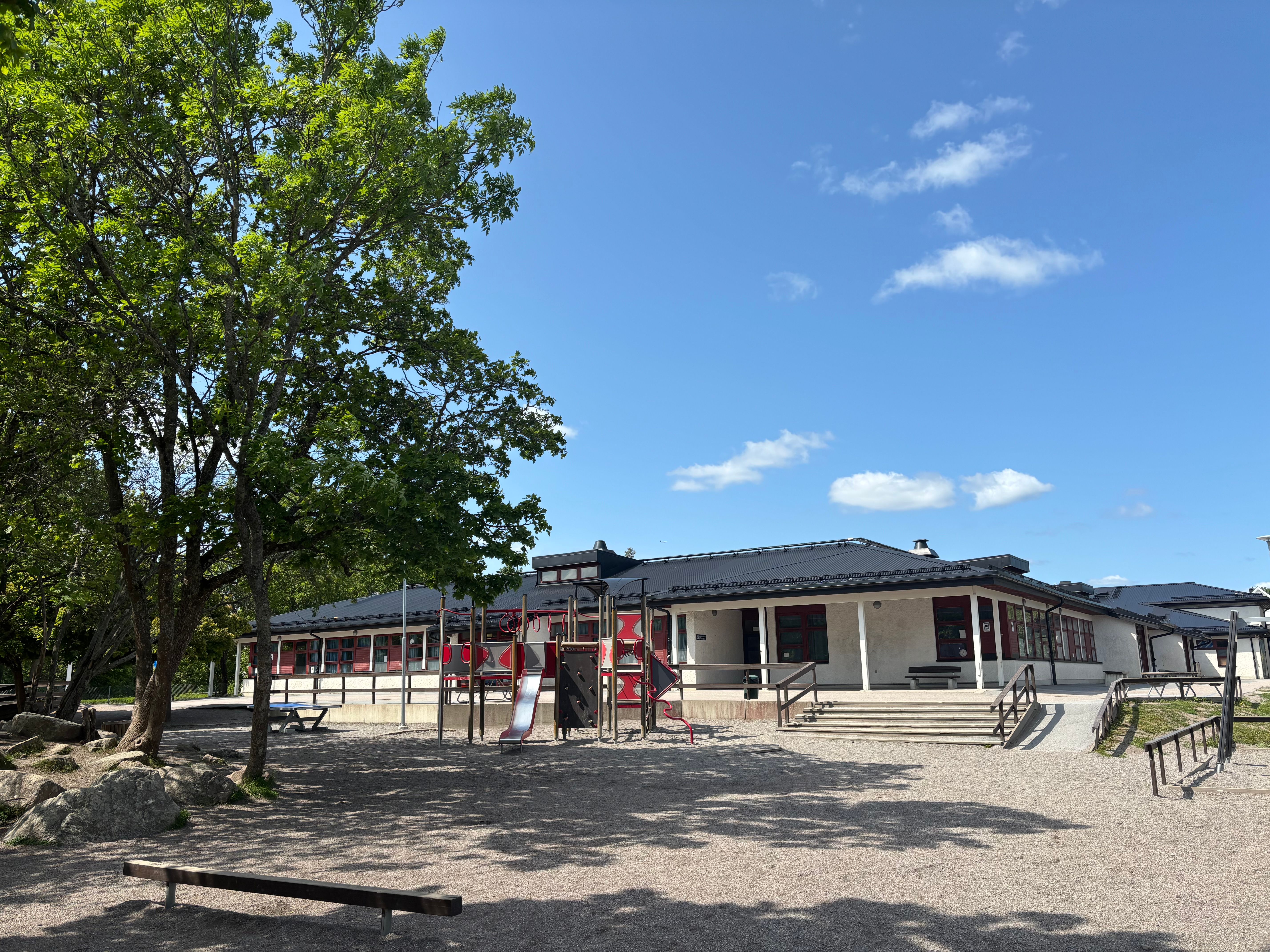 Vit skolbyggnad med svar tak. Skolgård och rutschkana framför.​​​​‌﻿‍﻿​‍​‍‌‍﻿﻿‌﻿​‍‌‍‍‌‌‍‌﻿‌‍‍‌‌‍﻿‍​‍​‍​﻿‍‍​‍​‍‌﻿​﻿‌‍​‌‌‍﻿‍‌‍‍‌‌﻿‌​‌﻿‍‌​‍﻿‍‌‍‍‌‌‍﻿﻿​‍​‍​‍﻿​​‍​‍‌‍‍​‌﻿​‍‌‍‌‌‌‍‌‍​‍​‍​﻿‍‍​‍​‍​‍﻿﻿‌﻿​﻿‌﻿‌​‌﻿‌‌‌‍‌​‌‍‍‌‌‍﻿﻿​‍﻿﻿‌‍‍‌‌‍﻿‍‌﻿‌​‌‍‌‌‌‍﻿‍‌﻿‌​​‍﻿﻿‌‍‌‌‌‍‌​‌‍‍‌‌﻿‌​​‍﻿﻿‌‍﻿‌‌‍﻿﻿‌‍‌​‌‍‌‌​﻿﻿‌‌﻿​​‌﻿​‍‌‍‌‌‌﻿​﻿‌‍‌‌‌‍﻿‍‌﻿‌​‌‍​‌‌﻿‌​‌‍‍‌‌‍﻿﻿‌‍﻿‍​﻿‍﻿‌‍‍‌‌‍‌​​﻿﻿‌‌‍‌​​﻿‌‍​﻿‍​​﻿​‍‌‍​﻿​﻿‌​‌‍‌‌‌‍​﻿​‍﻿‌‌‍​﻿‌‍​﻿​﻿​﻿‌‍​‍​‍﻿‌​﻿‌​‌‍​‍​﻿‍‌​﻿​‌​‍﻿‌​﻿‍‌​﻿​‍​﻿​‌‌‍​‌​‍﻿‌‌‍‌‌​﻿‍‌‌‍​﻿​﻿​﻿​﻿‍‌​﻿​﻿​﻿‌‌‌‍​‍​﻿​‌​﻿​‌​﻿‌‌​﻿‍‌​﻿‍﻿‌﻿‌​‌﻿‍‌‌﻿​​‌‍‌‌​﻿﻿‌‌‍​‌‌﻿​‍‌﻿‌​‌‍‍‌‌‍​﻿‌‍﻿​‌‍‌‌‌‌​​‌‍​‌‌‍‌﻿‌‍‌‌​﻿‍﻿‌﻿​​‌‍​‌‌﻿‌​‌‍‍​​﻿﻿‌‌﻿​​‌‍​‌‌‍‌﻿‌‍‌‌‌​​‍‌﻿‌‌‌‍‍‌‌‍﻿​‌‍‌​‌‍‌‌‌﻿​‍​‍‌‌​﻿‌‌‌​​‍‌‌﻿﻿‌‍‍﻿‌‍‌‌‌﻿‍‌​‍‌‌​﻿​﻿‌​‌​​‍‌‌​﻿​﻿‌​‌​​‍‌‌​﻿​‍​﻿​‍‌‍​‌‌‍​﻿​﻿‍‌​﻿​​​﻿‌‍​﻿‌‌​﻿‌﻿​﻿‌​​﻿​​​﻿‌​​﻿‌‍​﻿‍‌​‍‌‌​﻿​‍​﻿​‍​‍‌‌​﻿‌‌‌​‌​​‍﻿‍‌‍​﻿‌‍​‌‌﻿​‍‌‍‌​‌﻿​﻿​‍‌‌​﻿‌‌‌​​‍‌‌﻿﻿‌‍‍﻿‌‍‌‌‌﻿‍‌​‍‌‌​﻿​﻿‌​‌​​‍‌‌​﻿​﻿‌​‌​​‍‌‌​﻿​‍​﻿​‍​﻿‌﻿​﻿‍​​﻿​﻿​﻿​​‌‍‌‍‌‍‌‍​﻿‌‍​﻿‍​​﻿​​​﻿‌‌‌‍​﻿​﻿‍‌​‍‌‌​﻿​‍​﻿​‍​‍‌‌​﻿‌‌‌​‌​​‍﻿‍‌‍‍‌‌‍﻿‌‌‍​‌‌‍‌﻿‌‍‌‌​‍﻿‍‌‍​‌‌‍﻿​‌﻿‌​​﻿﻿﻿‌‍​‍‌‍​‌‌﻿​﻿‌‍‌‌‌‌‌‌‌﻿​‍‌‍﻿​​﻿﻿‌​‍‌‌​﻿​‍‌​‌‍‌﻿​﻿‌﻿‌​‌﻿‌‌‌‍‌​‌‍‍‌‌‍﻿﻿​‍‌‍‌‍‍‌‌‍‌​​﻿﻿‌‌‍‌​​﻿‌‍​﻿‍​​﻿​‍‌‍​﻿​﻿‌​‌‍‌‌‌‍​﻿​‍﻿‌‌‍​﻿‌‍​﻿​﻿​﻿‌‍​‍​‍﻿‌​﻿‌​‌‍​‍​﻿‍‌​﻿​‌​‍﻿‌​﻿‍‌​﻿​‍​﻿​‌‌‍​‌​‍﻿‌‌‍‌‌​﻿‍‌‌‍​﻿​﻿​﻿​﻿‍‌​﻿​﻿​﻿‌‌‌‍​‍​﻿​‌​﻿​‌​﻿‌‌​﻿‍‌​‍‌‍‌﻿‌​‌﻿‍‌‌﻿​​‌‍‌‌​﻿﻿‌‌‍​‌‌﻿​‍‌﻿‌​‌‍‍‌‌‍​﻿‌‍﻿​‌‍‌‌‌‌​​‌‍​‌‌‍‌﻿‌‍‌‌​‍‌‍‌﻿​​‌‍​‌‌﻿‌​‌‍‍​​﻿﻿‌‌﻿​​‌‍​‌‌‍‌﻿‌‍‌‌‌​​‍‌﻿‌‌‌‍‍‌‌‍﻿​‌‍‌​‌‍‌‌‌﻿​‍​‍‌‌​﻿‌‌‌​​‍‌‌﻿﻿‌‍‍﻿‌‍‌‌‌﻿‍‌​‍‌‌​﻿​﻿‌​‌​​‍‌‌​﻿​﻿‌​‌​​‍‌‌​﻿​‍​﻿​‍‌‍​‌‌‍​﻿​﻿‍‌​﻿​​​﻿‌‍​﻿‌‌​﻿‌﻿​﻿‌​​﻿​​​﻿‌​​﻿‌‍​﻿‍‌​‍‌‌​﻿​‍​﻿​‍​‍‌‌​﻿‌‌‌​‌​​‍﻿‍‌‍​﻿‌‍​‌‌﻿​‍‌‍‌​‌﻿​﻿​‍‌‌​﻿‌‌‌​​‍‌‌﻿﻿‌‍‍﻿‌‍‌‌‌﻿‍‌​‍‌‌​﻿​﻿‌​‌​​‍‌‌​﻿​﻿‌​‌​​‍‌‌​﻿​‍​﻿​‍​﻿‌﻿​﻿‍​​﻿​﻿​﻿​​‌‍‌‍‌‍‌‍​﻿‌‍​﻿‍​​﻿​​​﻿‌‌‌‍​﻿​﻿‍‌​‍‌‌​﻿​‍​﻿​‍​‍‌‌​﻿‌‌‌​‌​​‍﻿‍‌‍‍‌‌‍﻿‌‌‍​‌‌‍‌﻿‌‍‌‌​‍﻿‍‌‍​‌‌‍﻿​‌﻿‌​​‍‌‍‌﻿​​‌‍‌‌‌﻿​‍‌﻿​﻿‌﻿​​‌‍‌‌‌‍​﻿‌﻿‌​‌‍‍‌‌﻿‌‍‌‍‌‌​﻿﻿‌‌﻿​​‌﻿‌‌‌‍​‍‌‍﻿​‌‍‍‌‌﻿​﻿‌‍‍​‌‍‌‌‌‍‌​​‍​‍‌﻿﻿‌