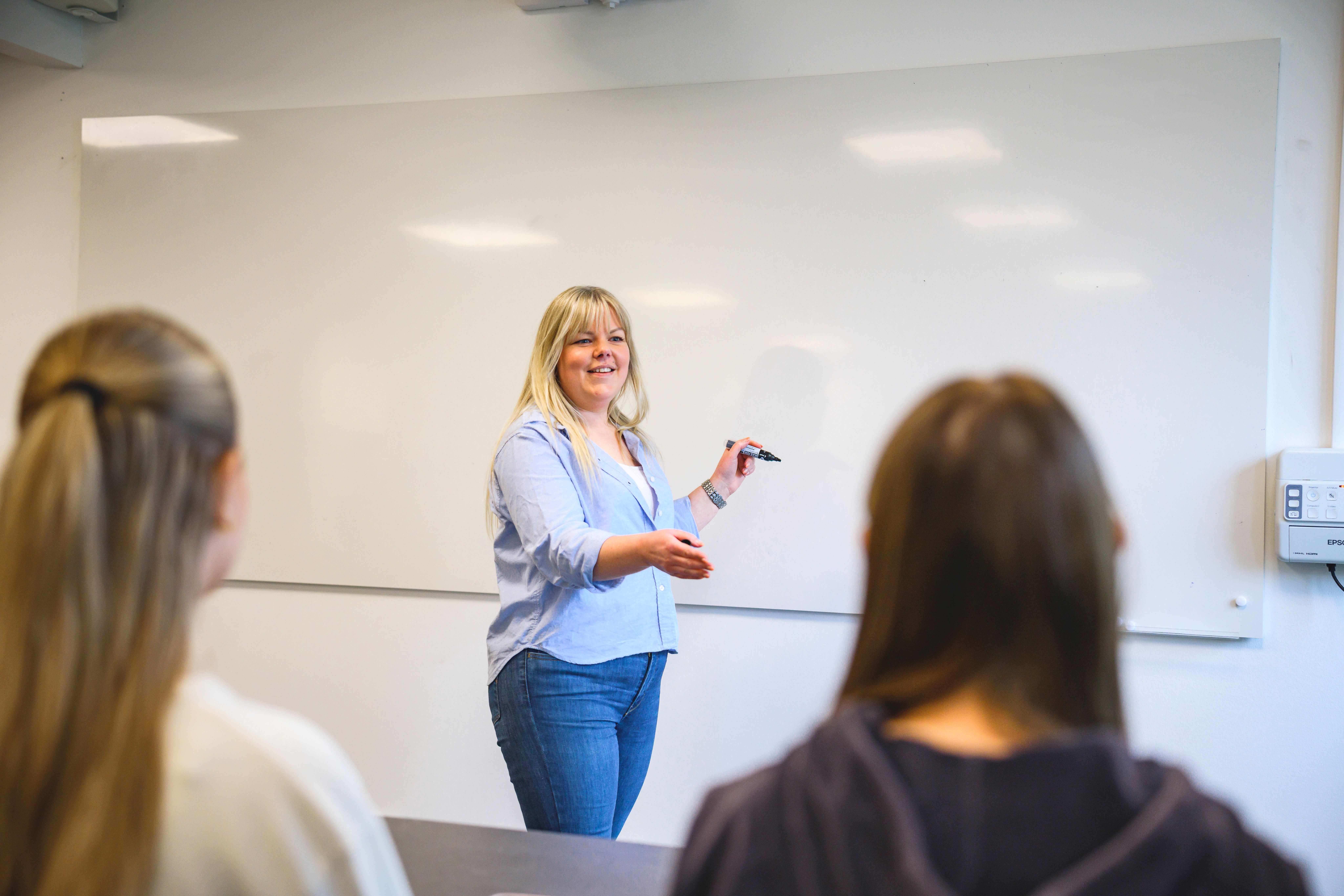 Lärare står vid whiteboard framför elever ​​​​‌﻿‍﻿​‍​‍‌‍﻿﻿‌﻿​‍‌‍‍‌‌‍‌﻿‌‍‍‌‌‍﻿‍​‍​‍​﻿‍‍​‍​‍‌﻿​﻿‌‍​‌‌‍﻿‍‌‍‍‌‌﻿‌​‌﻿‍‌​‍﻿‍‌‍‍‌‌‍﻿﻿​‍​‍​‍﻿​​‍​‍‌‍‍​‌﻿​‍‌‍‌‌‌‍‌‍​‍​‍​﻿‍‍​‍​‍​‍﻿﻿‌﻿​﻿‌﻿‌​‌﻿‌‌‌‍‌​‌‍‍‌‌‍﻿﻿​‍﻿﻿‌‍‍‌‌‍﻿‍‌﻿‌​‌‍‌‌‌‍﻿‍‌﻿‌​​‍﻿﻿‌‍‌‌‌‍‌​‌‍‍‌‌﻿‌​​‍﻿﻿‌‍﻿‌‌‍﻿﻿‌‍‌​‌‍‌‌​﻿﻿‌‌﻿​​‌﻿​‍‌‍‌‌‌﻿​﻿‌‍‌‌‌‍﻿‍‌﻿‌​‌‍​‌‌﻿‌​‌‍‍‌‌‍﻿﻿‌‍﻿‍​﻿‍﻿‌‍‍‌‌‍‌​​﻿﻿‌​﻿‌‍‌‍‌‌​﻿‍‌‌‍​‌‌‍​‍‌‍‌‍​﻿​‌‌‍​﻿​‍﻿‌​﻿‌‌​﻿‌​​﻿‍​‌‍​﻿​‍﻿‌​﻿‌​​﻿​‌​﻿‌﻿​﻿‌‍​‍﻿‌‌‍​‌​﻿‍‌​﻿​‍‌‍‌​​‍﻿‌​﻿‌​​﻿​﻿‌‍​‍​﻿‌​​﻿‍‌‌‍‌​​﻿​‍​﻿‌‍​﻿‌‍‌‍‌‍‌‍‌​​﻿​‌​﻿‍﻿‌﻿‌​‌﻿‍‌‌﻿​​‌‍‌‌​﻿﻿‌‌‍​‌‌﻿​‍‌﻿‌​‌‍‍‌‌‍​﻿‌‍﻿​‌‍‌‌‌‌​​‌‍​‌‌‍‌﻿‌‍‌‌​﻿‍﻿‌﻿​​‌‍​‌‌﻿‌​‌‍‍​​﻿﻿‌‌﻿​​‌‍​‌‌‍‌﻿‌‍‌‌‌​​‍‌﻿‌‌‌‍‍‌‌‍﻿​‌‍‌​‌‍‌‌‌﻿​‍​‍‌‌​﻿‌‌‌​​‍‌‌﻿﻿‌‍‍﻿‌‍‌‌‌﻿‍‌​‍‌‌​﻿​﻿‌​‌​​‍‌‌​﻿​﻿‌​‌​​‍‌‌​﻿​‍​﻿​‍‌‍‌​‌‍‌‌​﻿‌‌​﻿‍​​﻿​‍​﻿​​‌‍‌‌​﻿​﻿​﻿​‌​﻿‌​‌‍‌‌​﻿‌﻿​‍‌‌​﻿​‍​﻿​‍​‍‌‌​﻿‌‌‌​‌​​‍﻿‍‌‍‍‌‌‍﻿‌‌‍​‌‌‍‌﻿‌‍‌‌​‍﻿‍‌‍​‌‌‍﻿​‌﻿‌​​﻿﻿﻿‌‍​‍‌‍​‌‌﻿​﻿‌‍‌‌‌‌‌‌‌﻿​‍‌‍﻿​​﻿﻿‌​‍‌‌​﻿​‍‌​‌‍‌﻿​﻿‌﻿‌​‌﻿‌‌‌‍‌​‌‍‍‌‌‍﻿﻿​‍‌‍‌‍‍‌‌‍‌​​﻿﻿‌​﻿‌‍‌‍‌‌​﻿‍‌‌‍​‌‌‍​‍‌‍‌‍​﻿​‌‌‍​﻿​‍﻿‌​﻿‌‌​﻿‌​​﻿‍​‌‍​﻿​‍﻿‌​﻿‌​​﻿​‌​﻿‌﻿​﻿‌‍​‍﻿‌‌‍​‌​﻿‍‌​﻿​‍‌‍‌​​‍﻿‌​﻿‌​​﻿​﻿‌‍​‍​﻿‌​​﻿‍‌‌‍‌​​﻿​‍​﻿‌‍​﻿‌‍‌‍‌‍‌‍‌​​﻿​‌​‍‌‍‌﻿‌​‌﻿‍‌‌﻿​​‌‍‌‌​﻿﻿‌‌‍​‌‌﻿​‍‌﻿‌​‌‍‍‌‌‍​﻿‌‍﻿​‌‍‌‌‌‌​​‌‍​‌‌‍‌﻿‌‍‌‌​‍‌‍‌﻿​​‌‍​‌‌﻿‌​‌‍‍​​﻿﻿‌‌﻿​​‌‍​‌‌‍‌﻿‌‍‌‌‌​​‍‌﻿‌‌‌‍‍‌‌‍﻿​‌‍‌​‌‍‌‌‌﻿​‍​‍‌‌​﻿‌‌‌​​‍‌‌﻿﻿‌‍‍﻿‌‍‌‌‌﻿‍‌​‍‌‌​﻿​﻿‌​‌​​‍‌‌​﻿​﻿‌​‌​​‍‌‌​﻿​‍​﻿​‍‌‍‌​‌‍‌‌​﻿‌‌​﻿‍​​﻿​‍​﻿​​‌‍‌‌​﻿​﻿​﻿​‌​﻿‌​‌‍‌‌​﻿‌﻿​‍‌‌​﻿​‍​﻿​‍​‍‌‌​﻿‌‌‌​‌​​‍﻿‍‌‍‍‌‌‍﻿‌‌‍​‌‌‍‌﻿‌‍‌‌​‍﻿‍‌‍​‌‌‍﻿​‌﻿‌​​‍‌‍‌﻿​​‌‍‌‌‌﻿​‍‌﻿​﻿‌﻿​​‌‍‌‌‌‍​﻿‌﻿‌​‌‍‍‌‌﻿‌‍‌‍‌‌​﻿﻿‌‌﻿​​‌﻿‌‌‌‍​‍‌‍﻿​‌‍‍‌‌﻿​﻿‌‍‍​‌‍‌‌‌‍‌​​‍​‍‌﻿﻿‌