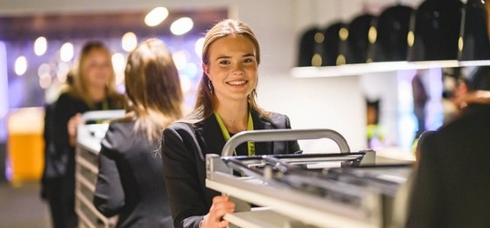 Glad gymnasieelev i hotellrum