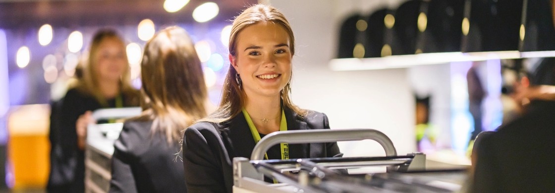 Elev förbereder inför konferens