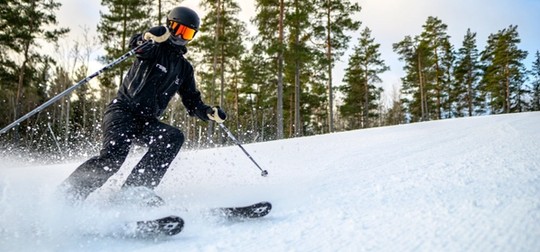 Gymnasielev åker skidor i backe