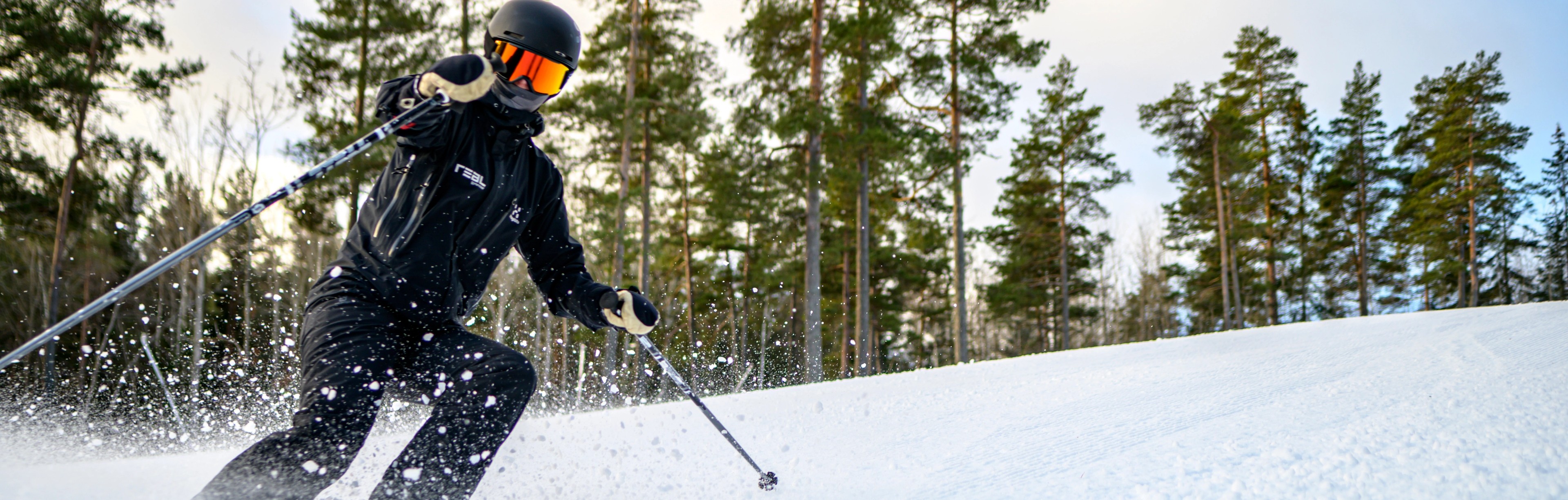 Gymnasieelev åker skidor i backen