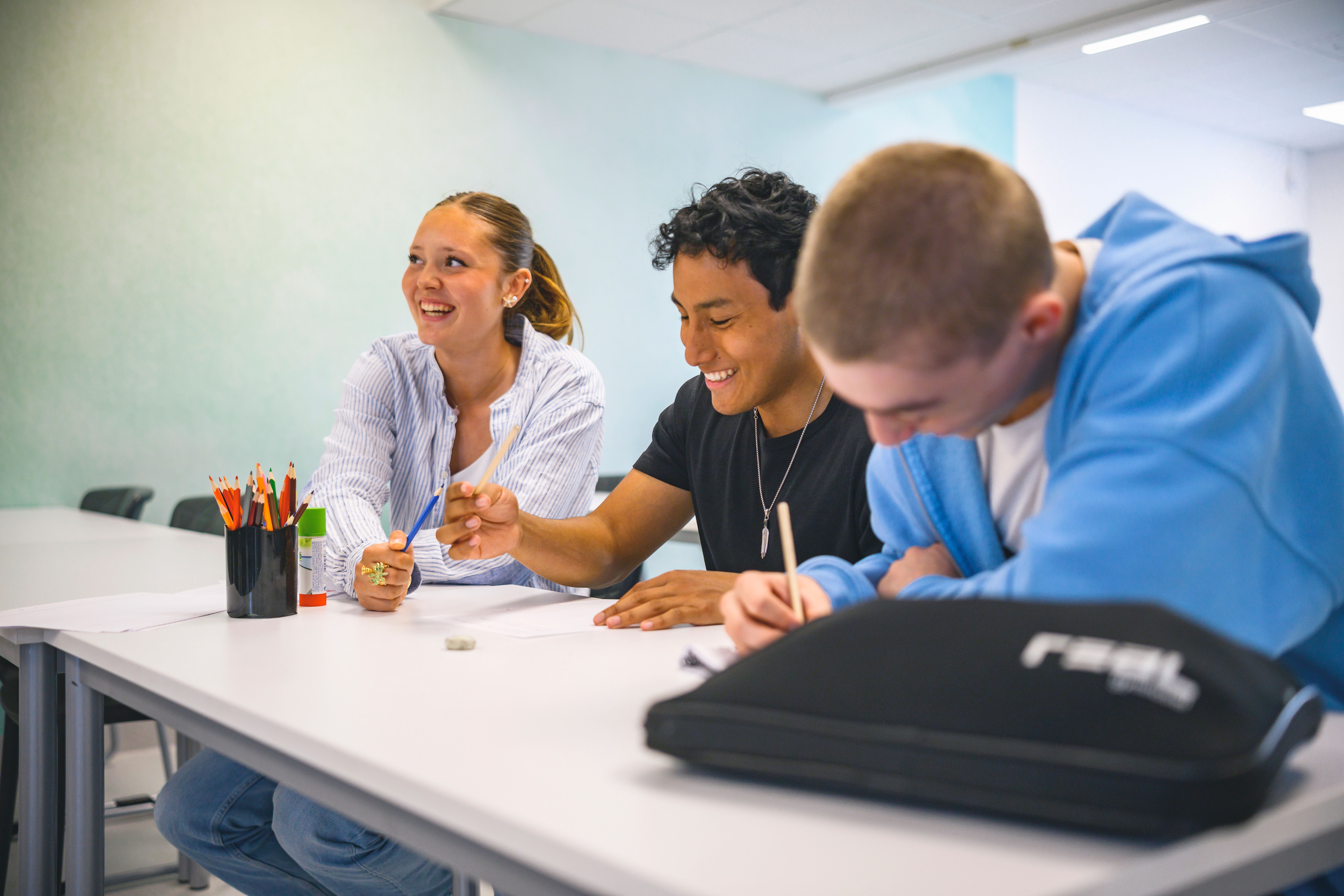 Elever arbetar tillsammans i uppehållsrum​​​​‌﻿‍﻿​‍​‍‌‍﻿﻿‌﻿​‍‌‍‍‌‌‍‌﻿‌‍‍‌‌‍﻿‍​‍​‍​﻿‍‍​‍​‍‌﻿​﻿‌‍​‌‌‍﻿‍‌‍‍‌‌﻿‌​‌﻿‍‌​‍﻿‍‌‍‍‌‌‍﻿﻿​‍​‍​‍﻿​​‍​‍‌‍‍​‌﻿​‍‌‍‌‌‌‍‌‍​‍​‍​﻿‍‍​‍​‍​‍﻿﻿‌﻿​﻿‌﻿‌​‌﻿‌‌‌‍‌​‌‍‍‌‌‍﻿﻿​‍﻿﻿‌‍‍‌‌‍﻿‍‌﻿‌​‌‍‌‌‌‍﻿‍‌﻿‌​​‍﻿﻿‌‍‌‌‌‍‌​‌‍‍‌‌﻿‌​​‍﻿﻿‌‍﻿‌‌‍﻿﻿‌‍‌​‌‍‌‌​﻿﻿‌‌﻿​​‌﻿​‍‌‍‌‌‌﻿​﻿‌‍‌‌‌‍﻿‍‌﻿‌​‌‍​‌‌﻿‌​‌‍‍‌‌‍﻿﻿‌‍﻿‍​﻿‍﻿‌‍‍‌‌‍‌​​﻿﻿‌‌‍‌​​﻿​﻿‌‍‌‍‌‍​‌​﻿​​​﻿​‍​﻿‍​​﻿‌‍​‍﻿‌​﻿‌‍​﻿‌‌‌‍​﻿​﻿‍​​‍﻿‌​﻿‌​​﻿​​​﻿​﻿​﻿‌‍​‍﻿‌‌‍​‌​﻿‍​‌‍‌​‌‍‌​​‍﻿‌​﻿​‍‌‍‌​​﻿‌‍‌‍‌‌​﻿​﻿‌‍​﻿​﻿​‍​﻿‌​​﻿​‍​﻿‌﻿‌‍‌‍​﻿‌‌​﻿‍﻿‌﻿‌​‌﻿‍‌‌﻿​​‌‍‌‌​﻿﻿‌‌‍​‌‌﻿​‍‌﻿‌​‌‍‍‌‌‍​﻿‌‍﻿​‌‍‌‌‌‌​​‌‍​‌‌‍‌﻿‌‍‌‌​﻿‍﻿‌﻿​​‌‍​‌‌﻿‌​‌‍‍​​﻿﻿‌‌‍‍​‌‍‌‌‌﻿​‍‌‍﻿﻿​‍﻿‍‌‍‍​‌‍‌‌‌﻿​‍‌‍﻿﻿‌​﻿‌‌‍‌‌‌‍‌​‌‍‍‌‌‍​‌​‍﻿‍‌‍‍‌‌‍﻿‌‌‍​‌‌‍‌﻿‌‍‌‌​‍﻿‍‌‍​‌‌‍﻿​‌﻿‌​​﻿﻿﻿‌‍​‍‌‍​‌‌﻿​﻿‌‍‌‌‌‌‌‌‌﻿​‍‌‍﻿​​﻿﻿‌​‍‌‌​﻿​‍‌​‌‍‌﻿​﻿‌﻿‌​‌﻿‌‌‌‍‌​‌‍‍‌‌‍﻿﻿​‍‌‍‌‍‍‌‌‍‌​​﻿﻿‌‌‍‌​​﻿​﻿‌‍‌‍‌‍​‌​﻿​​​﻿​‍​﻿‍​​﻿‌‍​‍﻿‌​﻿‌‍​﻿‌‌‌‍​﻿​﻿‍​​‍﻿‌​﻿‌​​﻿​​​﻿​﻿​﻿‌‍​‍﻿‌‌‍​‌​﻿‍​‌‍‌​‌‍‌​​‍﻿‌​﻿​‍‌‍‌​​﻿‌‍‌‍‌‌​﻿​﻿‌‍​﻿​﻿​‍​﻿‌​​﻿​‍​﻿‌﻿‌‍‌‍​﻿‌‌​‍‌‍‌﻿‌​‌﻿‍‌‌﻿​​‌‍‌‌​﻿﻿‌‌‍​‌‌﻿​‍‌﻿‌​‌‍‍‌‌‍​﻿‌‍﻿​‌‍‌‌‌‌​​‌‍​‌‌‍‌﻿‌‍‌‌​‍‌‍‌﻿​​‌‍​‌‌﻿‌​‌‍‍​​﻿﻿‌‌‍‍​‌‍‌‌‌﻿​‍‌‍﻿﻿​‍﻿‍‌‍‍​‌‍‌‌‌﻿​‍‌‍﻿﻿‌​﻿‌‌‍‌‌‌‍‌​‌‍‍‌‌‍​‌​‍﻿‍‌‍‍‌‌‍﻿‌‌‍​‌‌‍‌﻿‌‍‌‌​‍﻿‍‌‍​‌‌‍﻿​‌﻿‌​​‍‌‍‌﻿​​‌‍‌‌‌﻿​‍‌﻿​﻿‌﻿​​‌‍‌‌‌‍​﻿‌﻿‌​‌‍‍‌‌﻿‌‍‌‍‌‌​﻿﻿‌‌﻿​​‌﻿‌‌‌‍​‍‌‍﻿​‌‍‍‌‌﻿​﻿‌‍‍​‌‍‌‌‌‍‌​​‍​‍‌﻿﻿‌