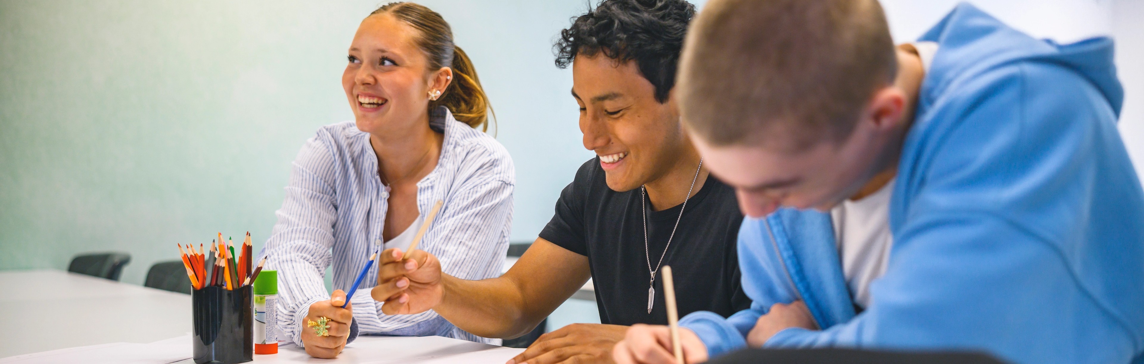 Elever arbetar tillsammans i uppehållsrum