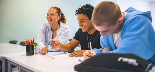 Glada gymnasieelever på lektion i klassrum